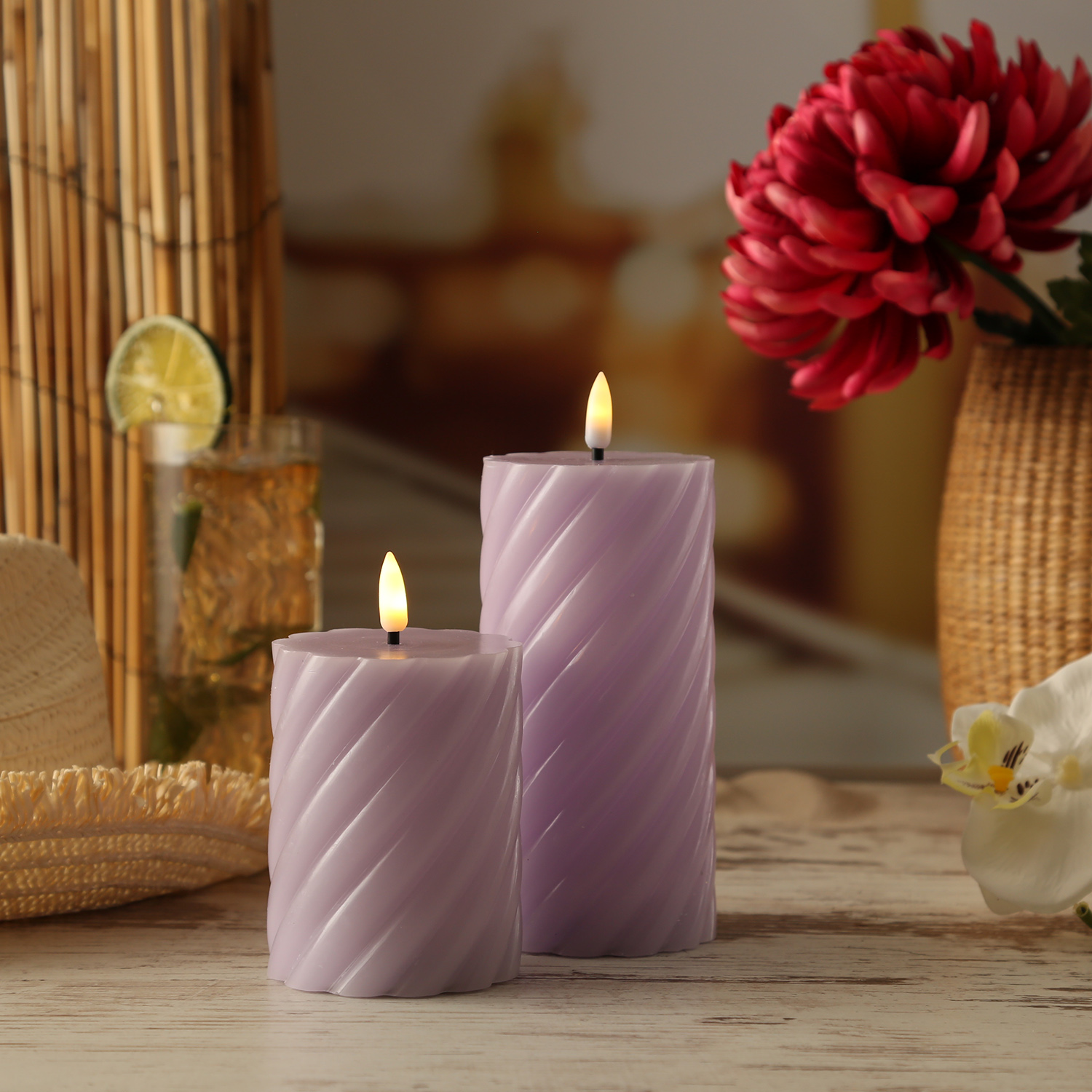 LED Stumpenkerze SWIRL - Echtwachs - warmweiße 3D Flamme - H: 12,5cm - Batterie - Timer - flieder
