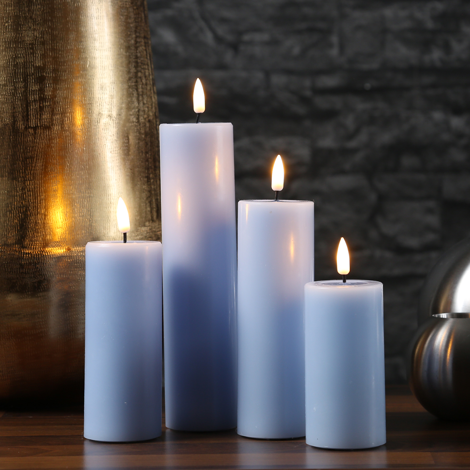 LED Stumpenkerze MIA - Echtwachs - realistische 3D Flamme - H: 12,5cm - D: 5cm - hellblau