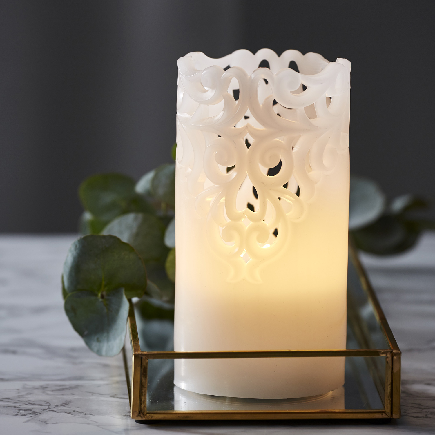 LED Stumpenkerze "Clary" - Echtwachs - Spitzenmuster - warmweiße Flamme - H: 15cm - Timer - weiß