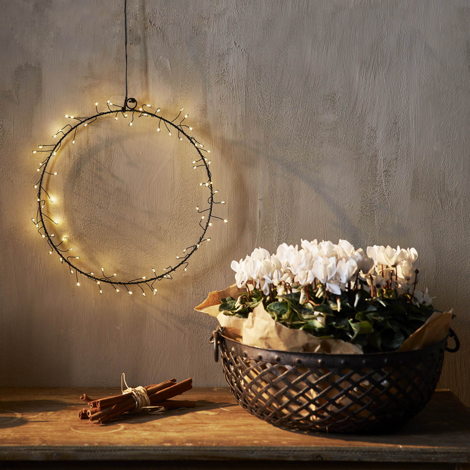 LED Lichtkranz Nike - 80 warmweiße LED - D: 30cm - Indoor - Batterie - Timer - schwarz