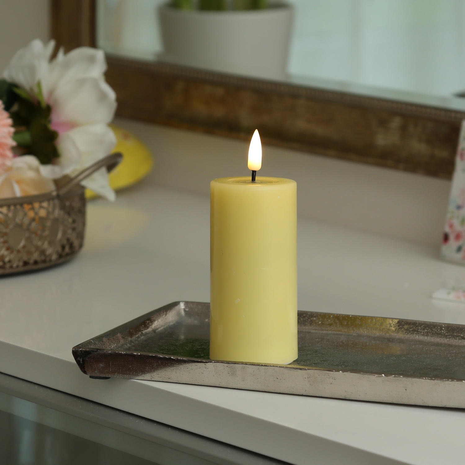 LED Stumpenkerze MIA - Echtwachs - realistische 3D Flamme - H: 10cm D: 5cm - Batterie - gelb
