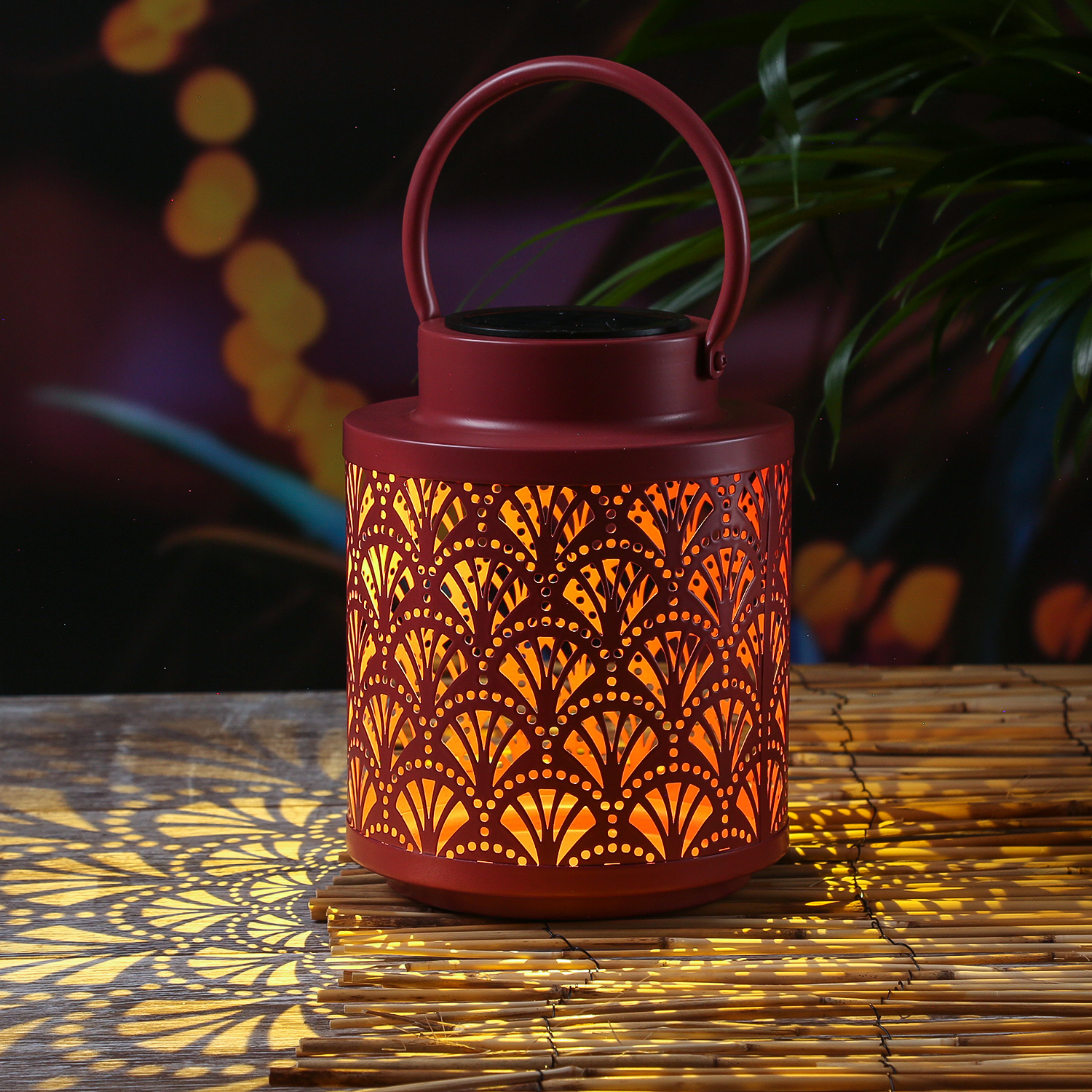 LED Solar Laterne - Fächer Muster - hängend und stehend - H: 19cm - Lichtsensor - für Außen - rot