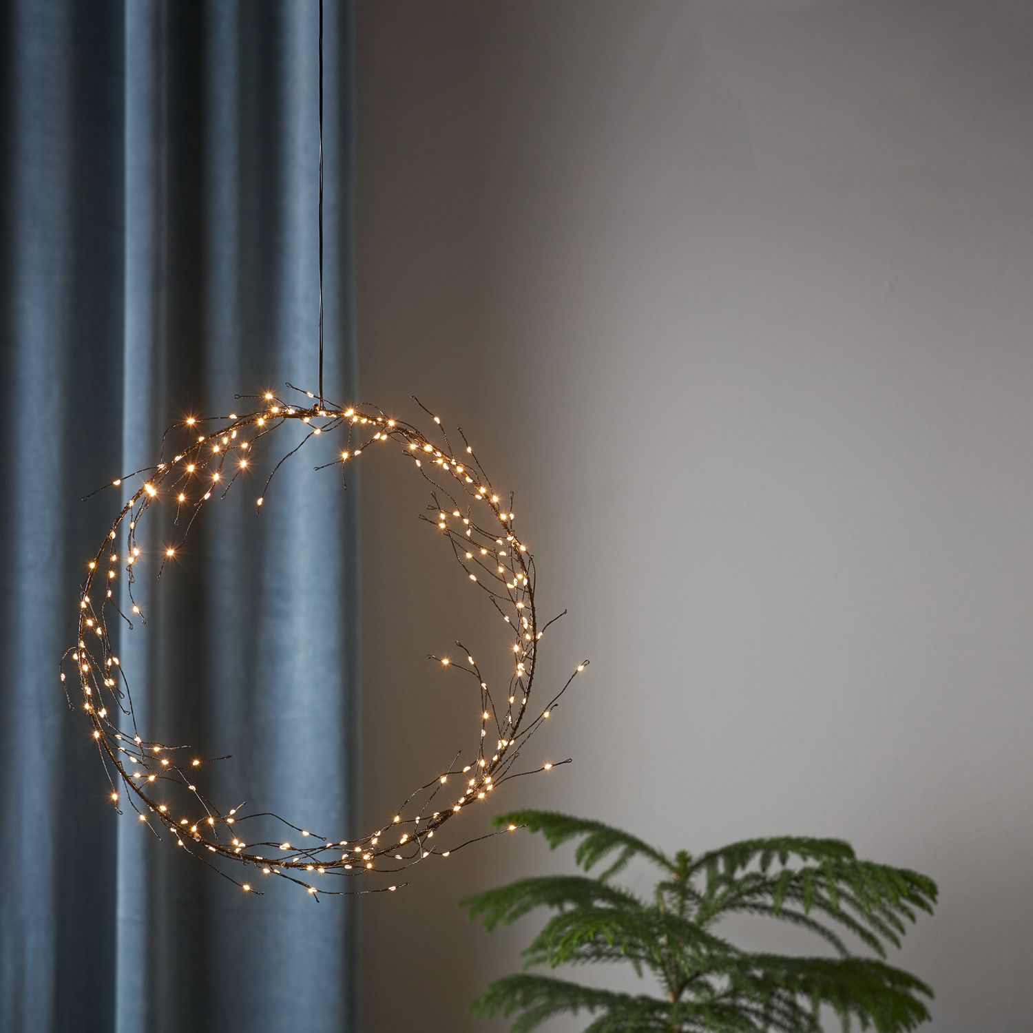 LED Kranz "Curly" - 200 warmweiße LED - D: 35cm - schwarz