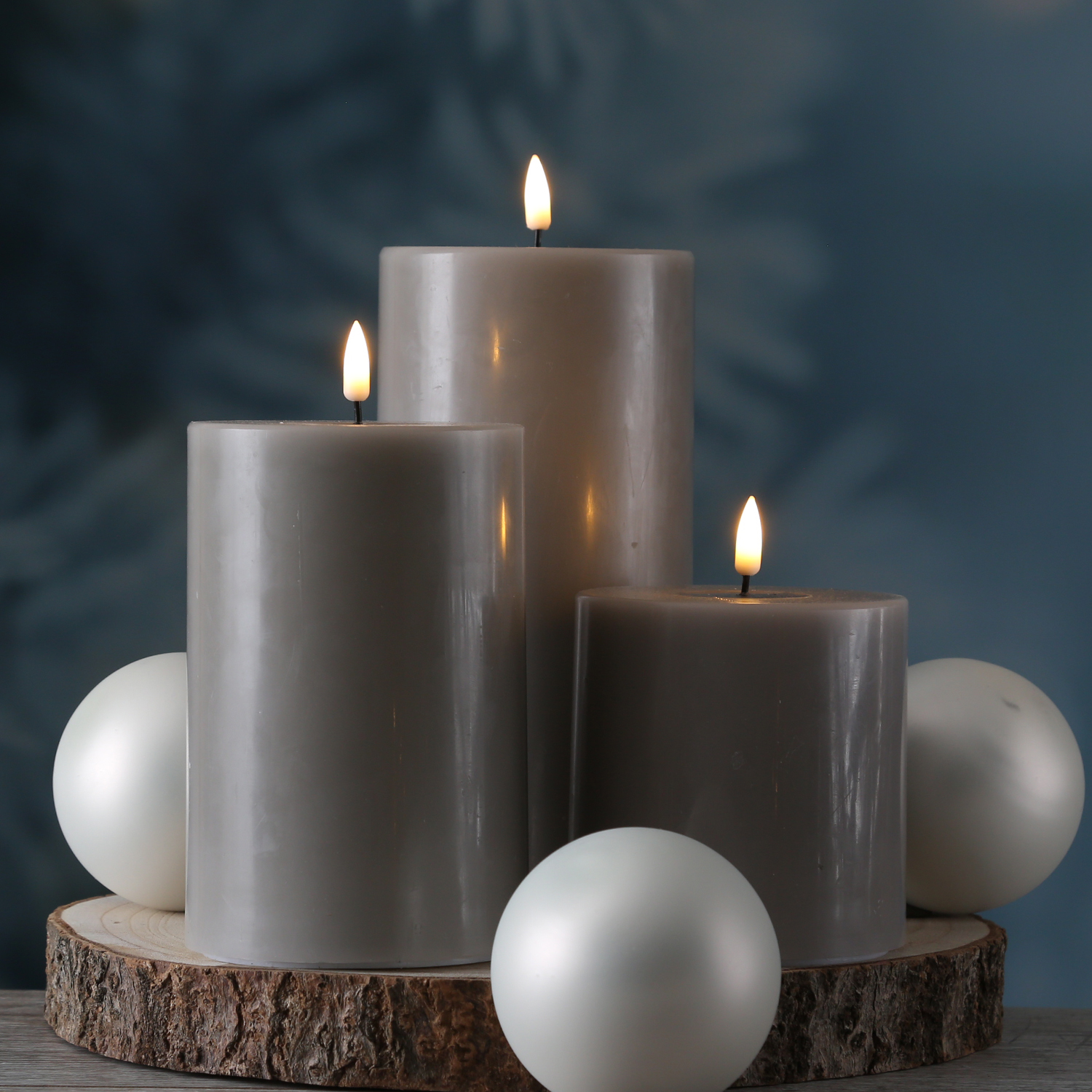 LED Stumpenkerze MIA - Echtwachs - realistische 3D Flamme - H- 15cm - D- 10cm - sand-taupe