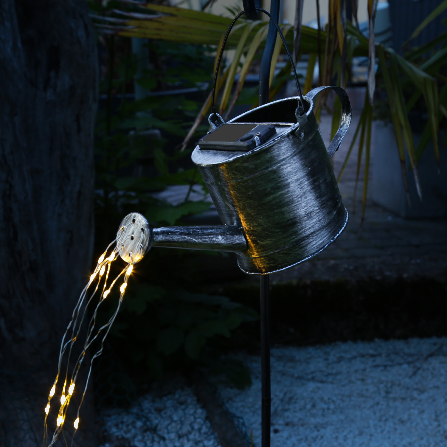 LED Solar Gießkanne mit Erdpieß - 28 warmweiße LED - mit Wasserfalleffekt - H: 90cm - Lichtsensor