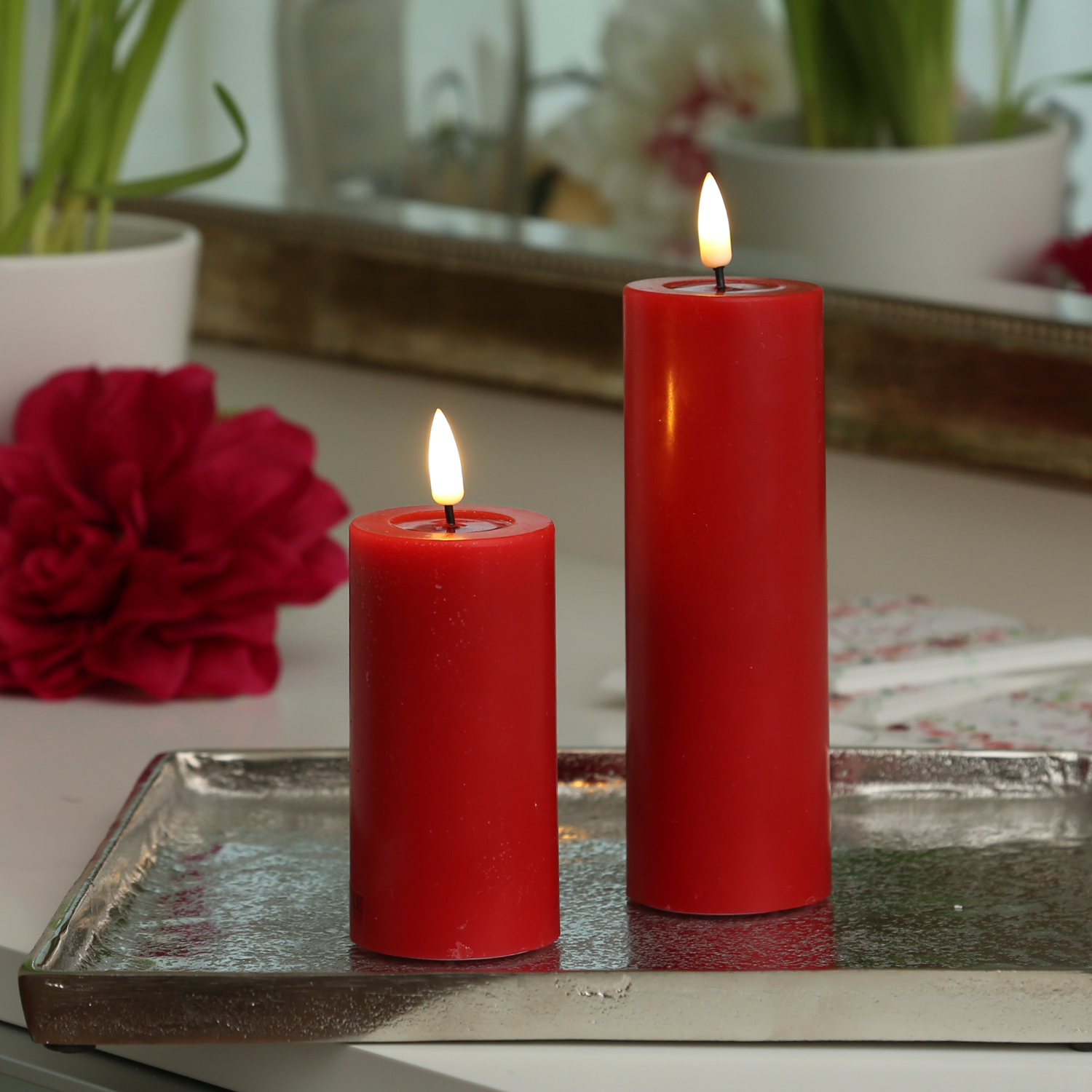 LED Stumpenkerze MIA - Echtwachs - realistische 3D Flamme - H: 10cm - D: 5cm - rot