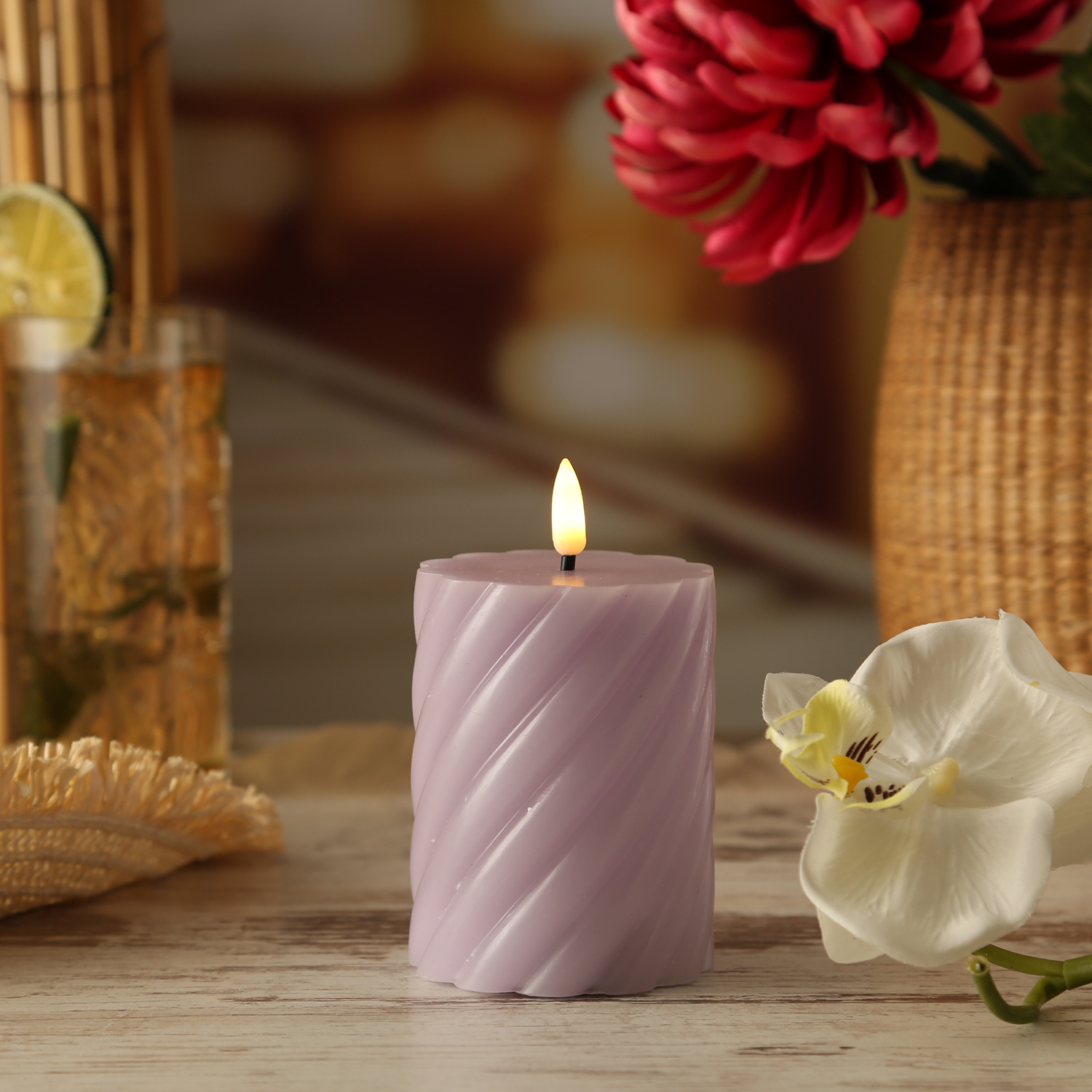 LED Stumpenkerze SWIRL - Echtwachs - warmweiße 3D Flamme - H: 12,5cm - Batterie - Timer - flieder