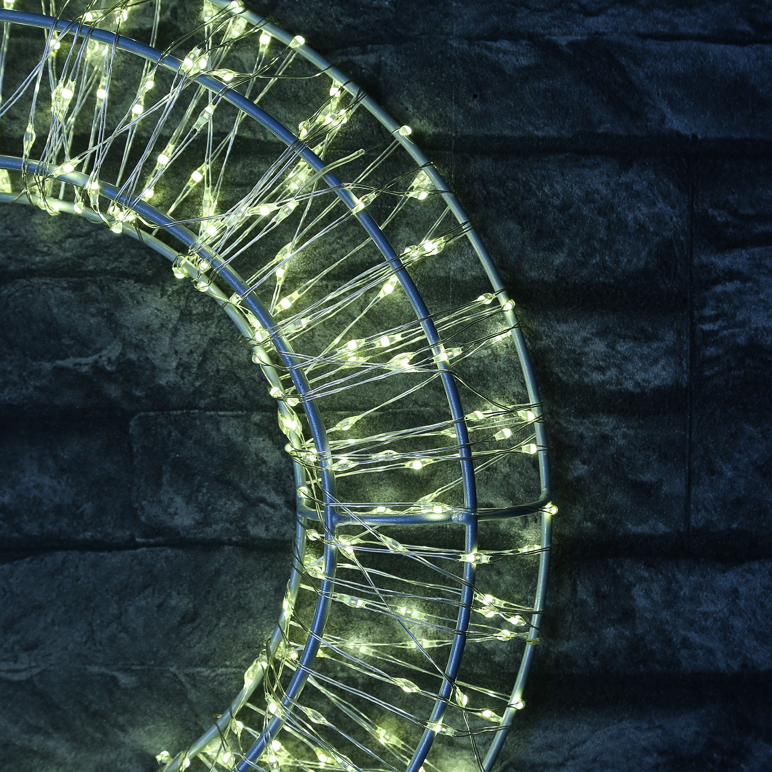 LED Kranz mit Drahtlichterkette - Lichterkranz mit 400 warmweißen LED - D: 28cm - Timer - Außen