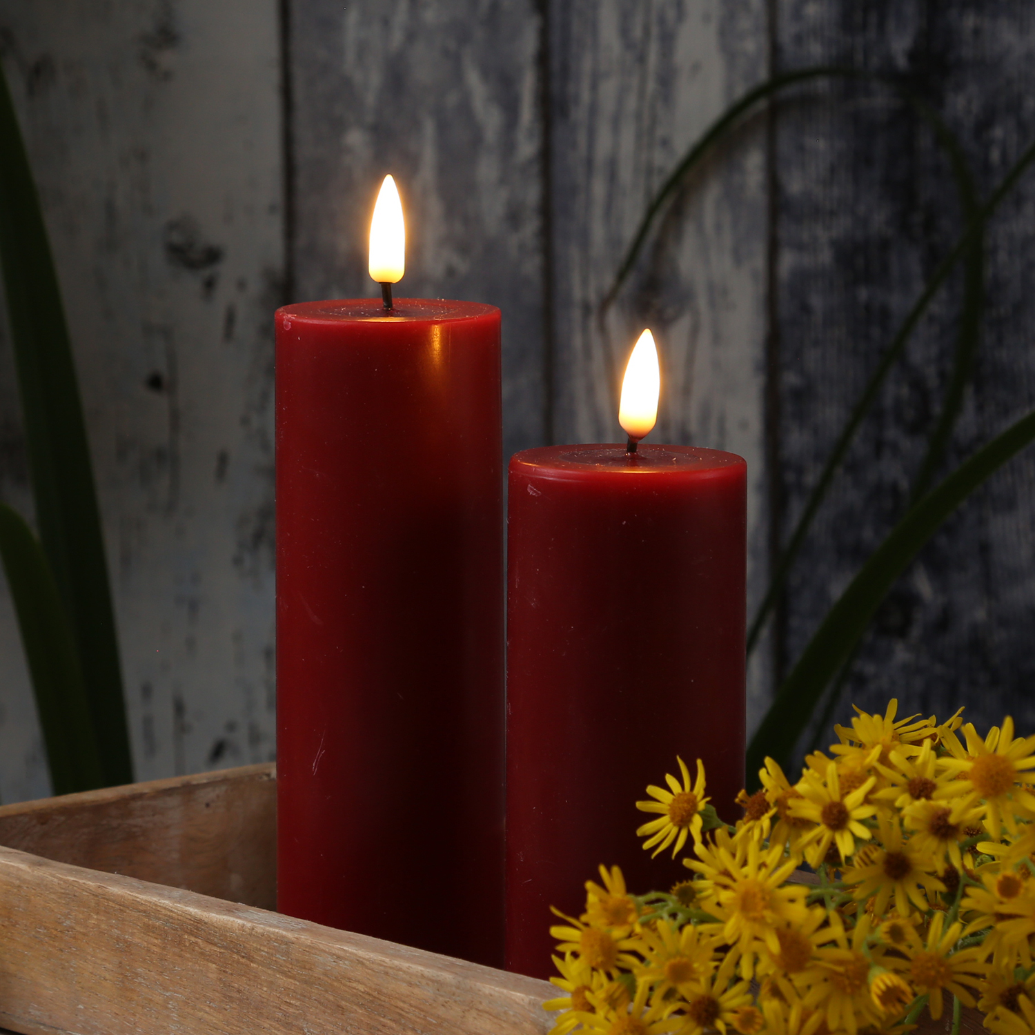LED Stumpenkerze MIA - Echtwachs - realistische 3D Flamme - H: 10cm - D: 5cm - bordeauxrot