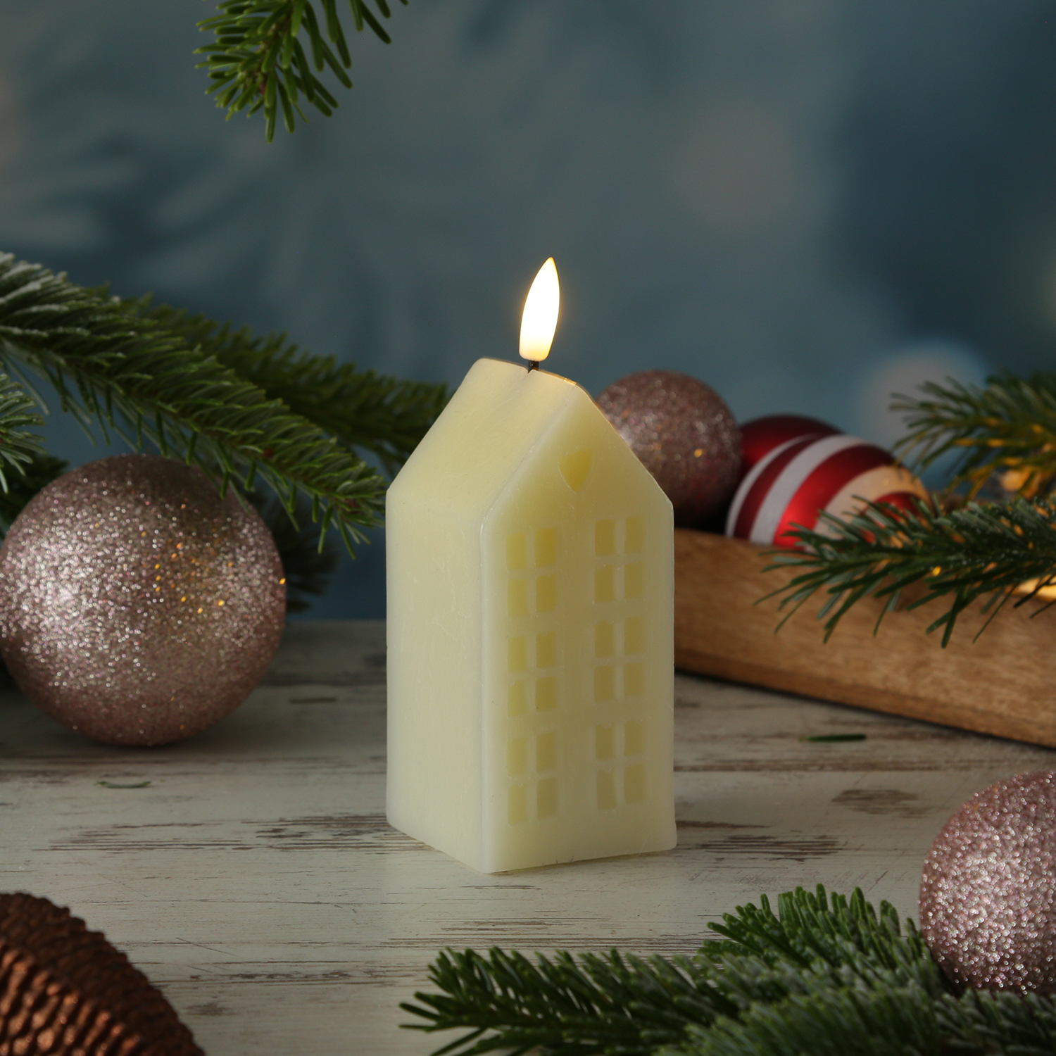 LED Kerze Haus - Echtwachskerze in Hausform - flackernde 3D Flamme - Timer - H: 15cm - creme