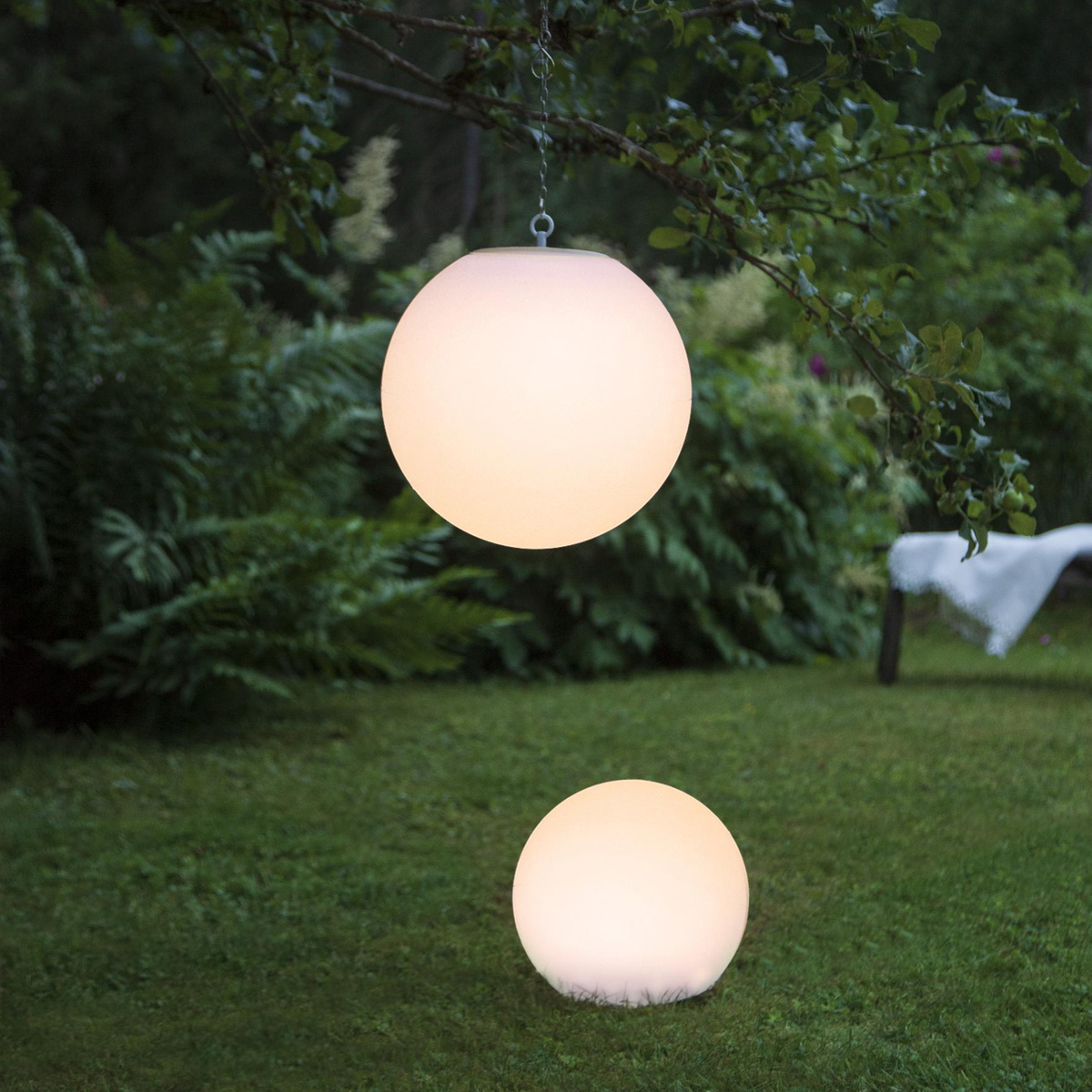 Solar Gartenkugel Mit LED – Inklusive Erdspieß, 600 MAh Akku, Einschaltautomatik, IP44, 30 Cm, Weiß Glänzend, Für Garten, Balkon Oder Terrasse