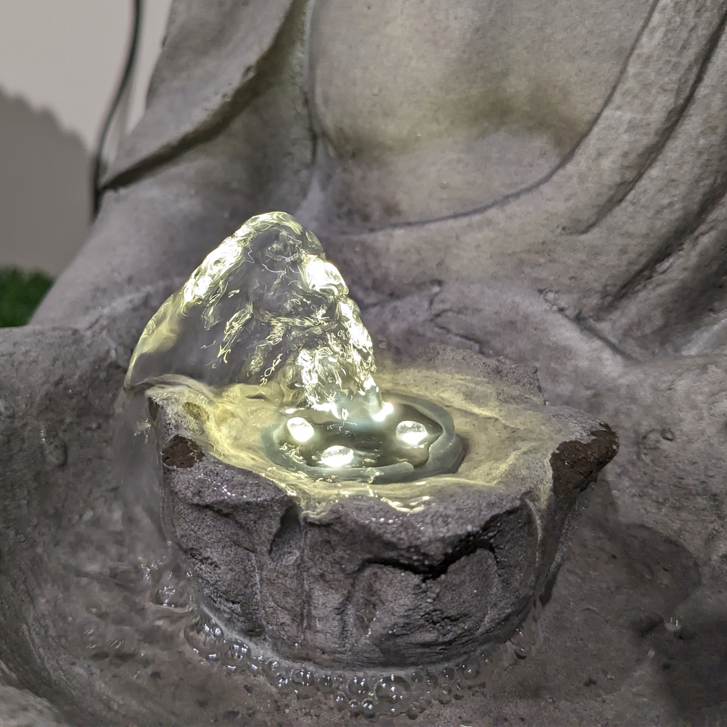 LED Brunnen Buddha - Gartenbrunnen - GRC Beton - 6 warmweiße LED - H: 45cm - Außen - grau