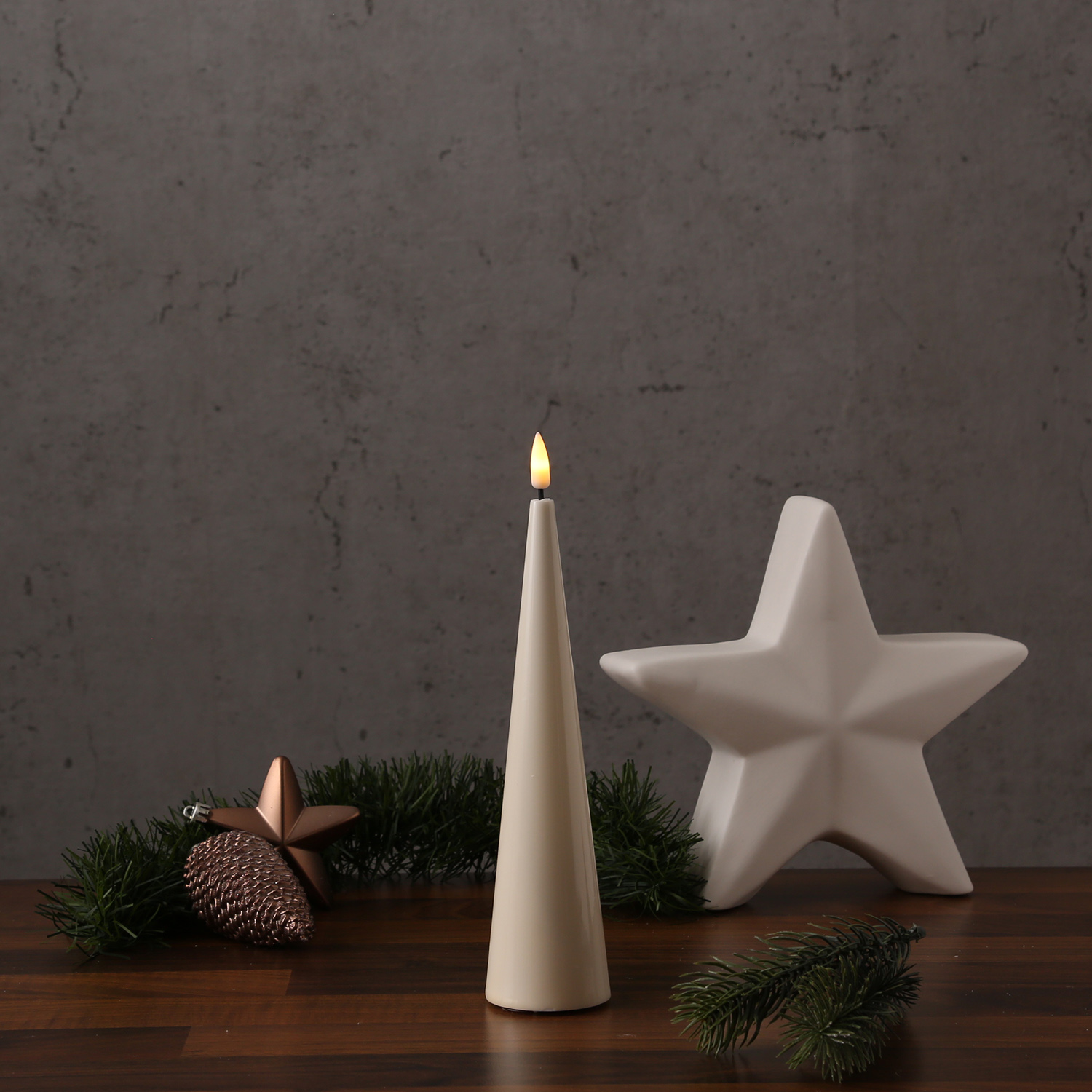 LED Kegelkerze LEA - Echtwachs - realistische 3D Flamme - H: 20cm - Batteriebetrieb - creme