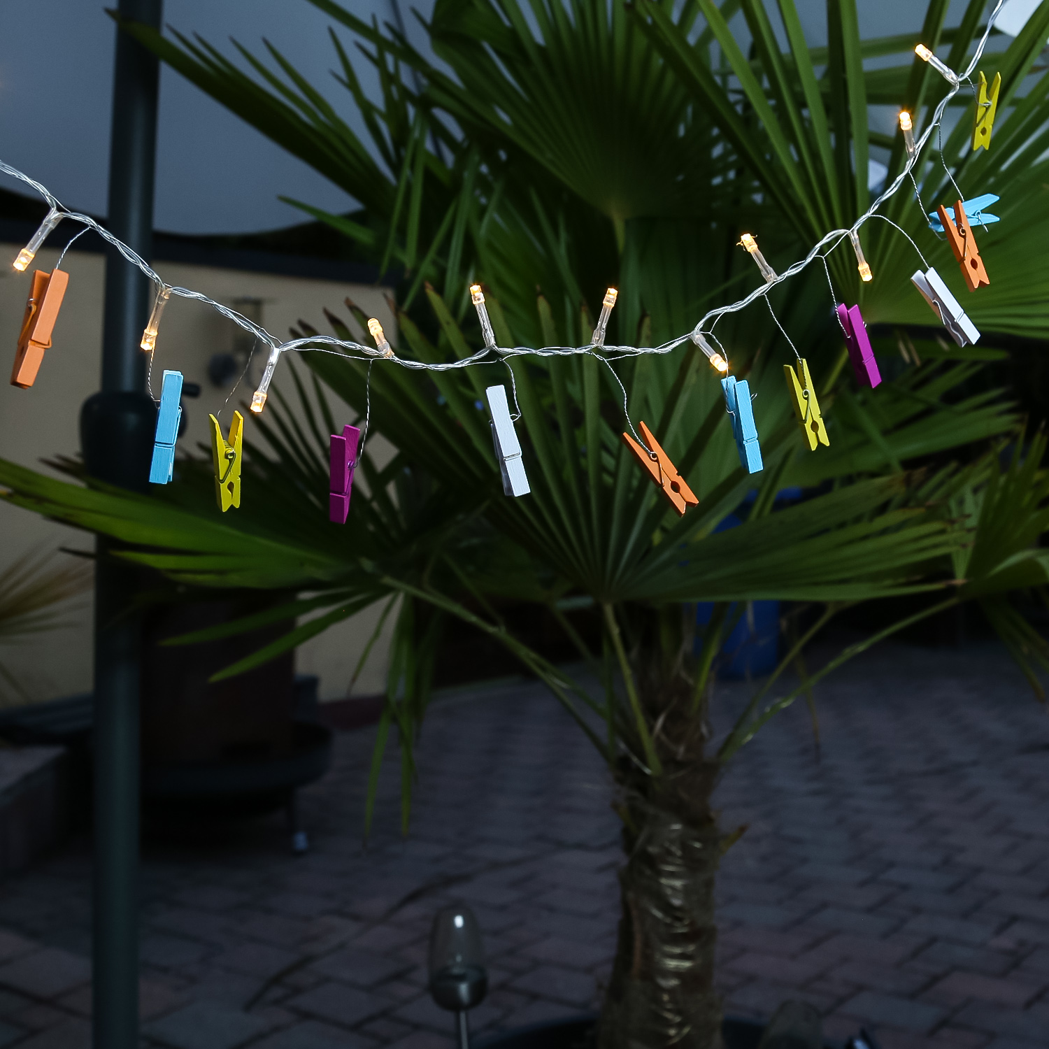 LED Clip Lichterkette - 24 Wäscheklammern - 20 warmweiße LED - L: 0,96m - Batterie - bunt