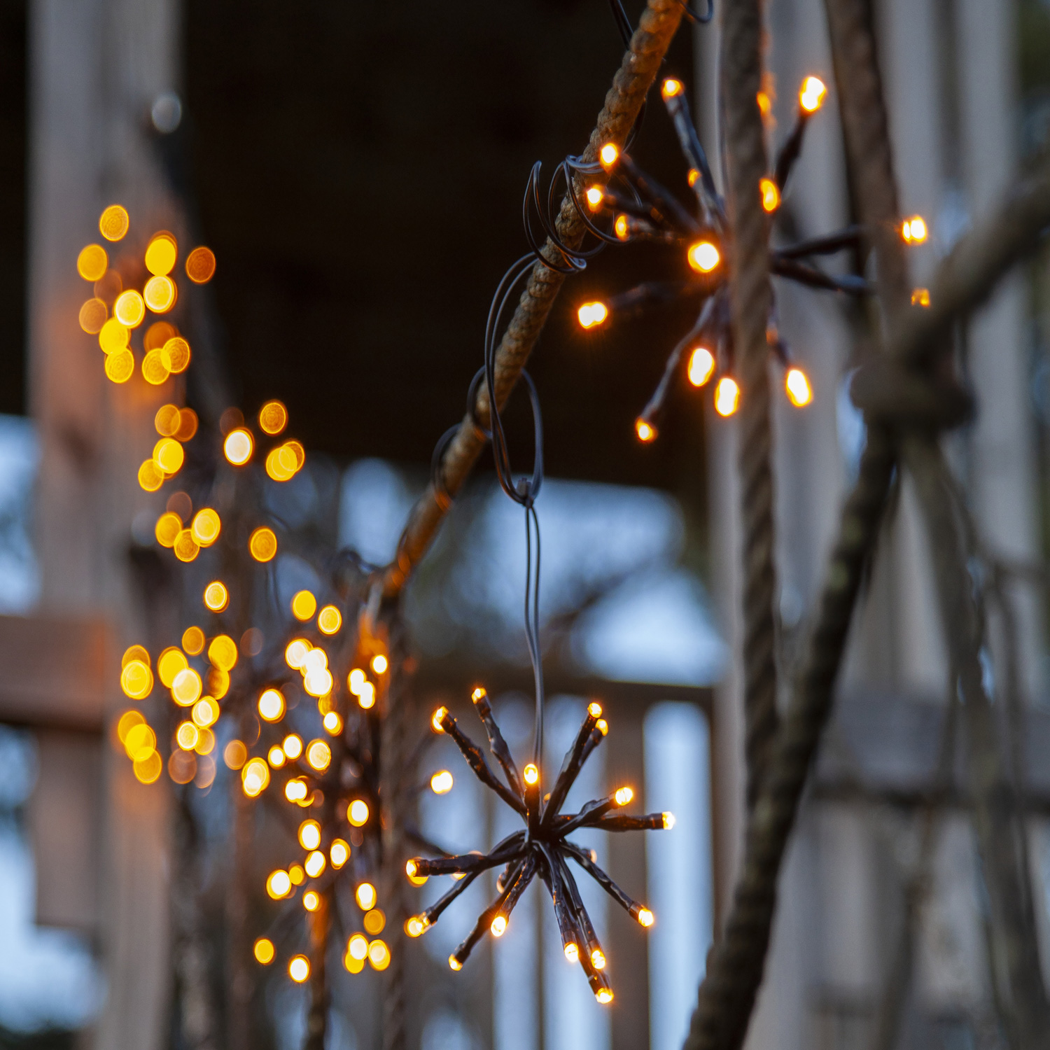 LED Lichterkette Feuerwerk - 200 bernsteinfarbene LED - 10 Cluster - L: 4m - Trafo - Außen - schwarz