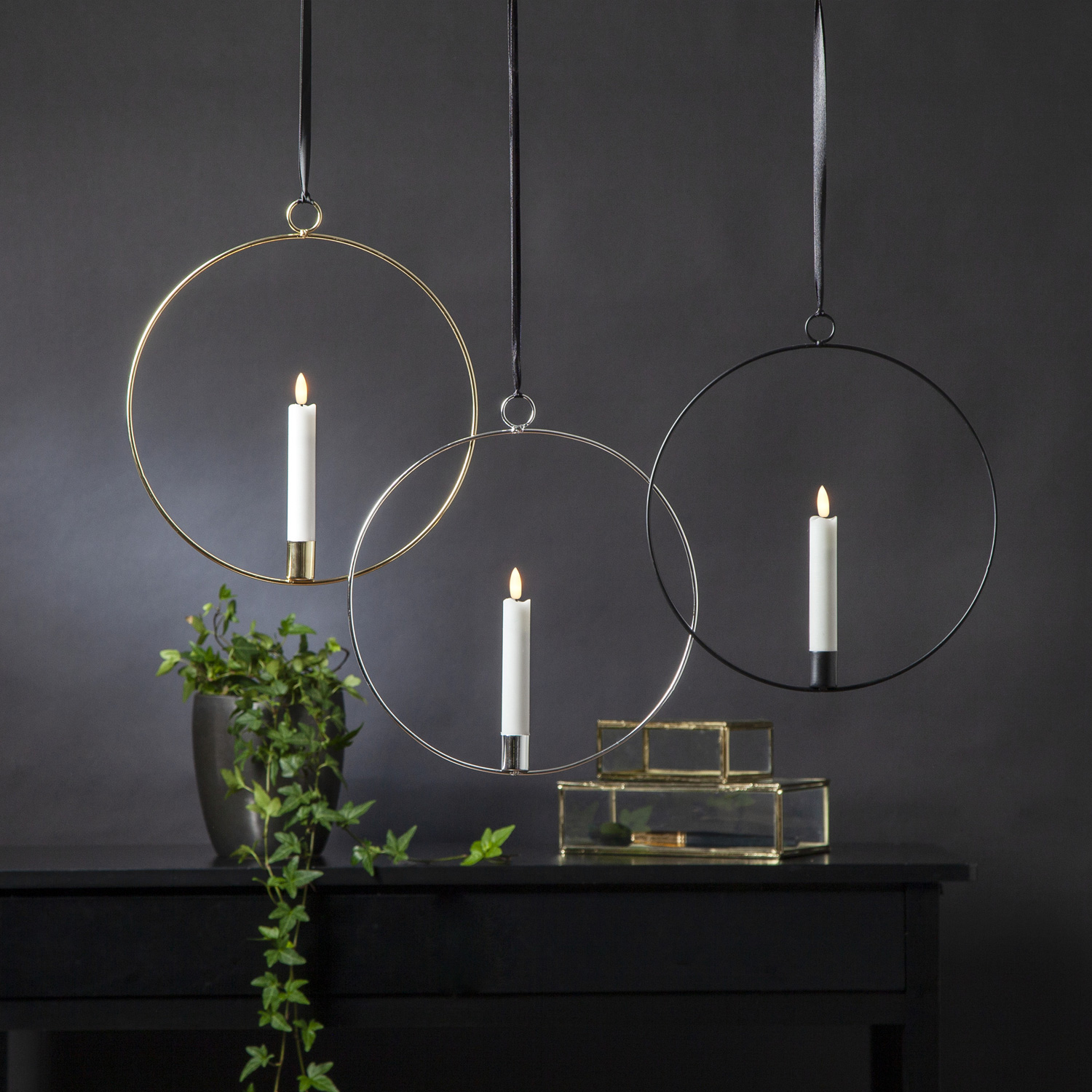 Dekoring mit LED Kerze Flamme - mit Aufhänger - D: 28,5cm - Timer - Batterie - schwarz Dekoring mit LED Kerze Flamme - mit Aufhänger - D: 28,5cm - Timer - Batterie - schwarz