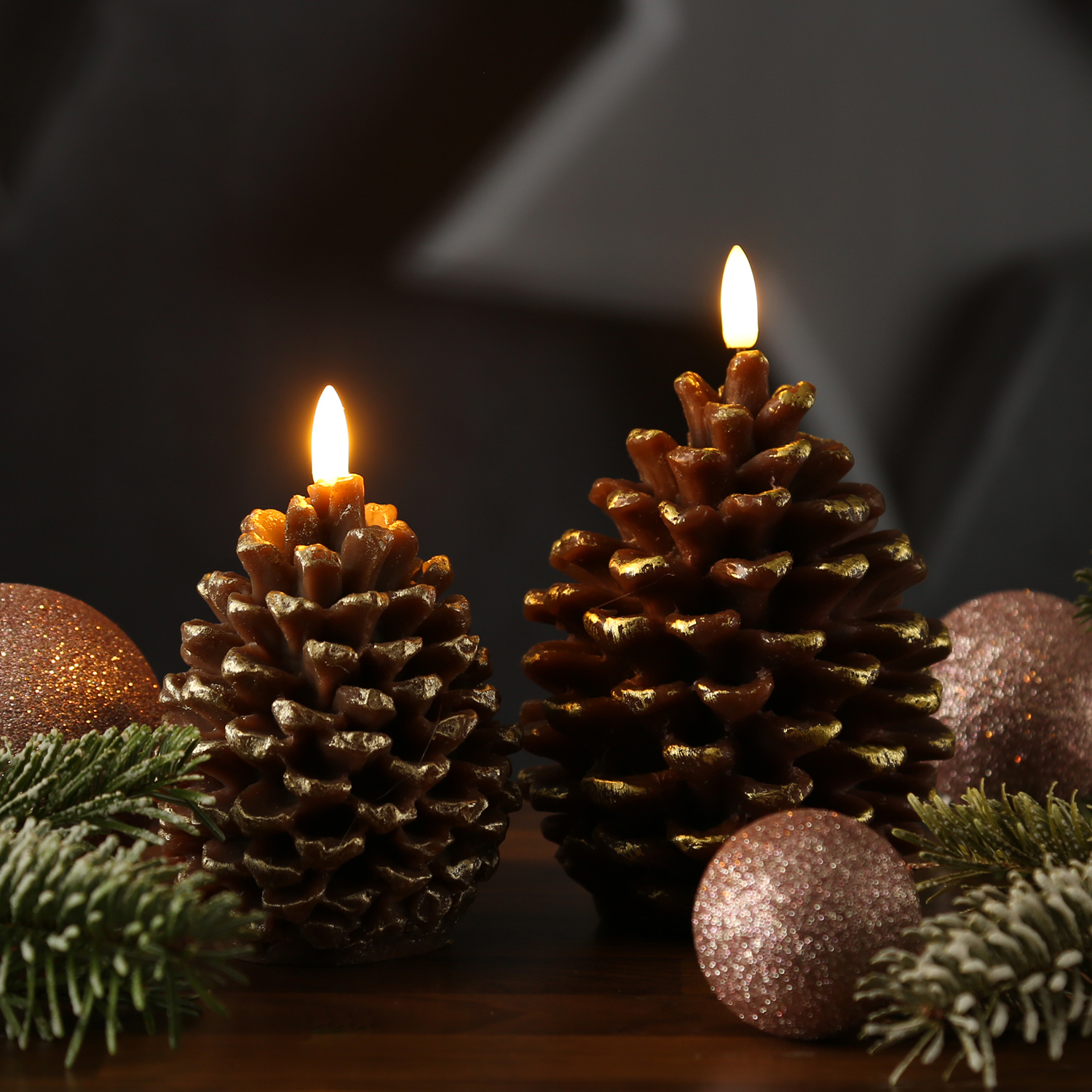 LED Kerze Tannenzapfen - Echtwachs - inkl. Batterien - Timer - H: 13cm - D: 8,5cm - Timer - braun