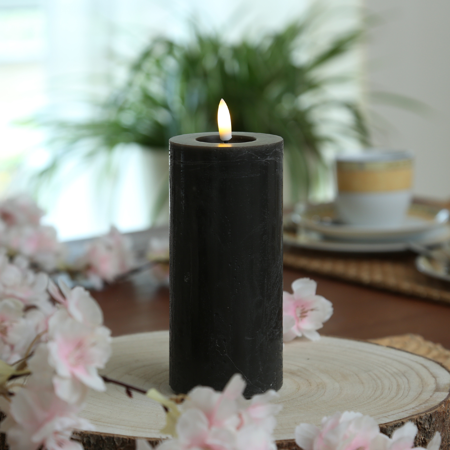 LED Kerze LINA - Rustik-Optik - Echtwachs - H: 15cm - D: 7cm - Batterie - Timer - schwarz