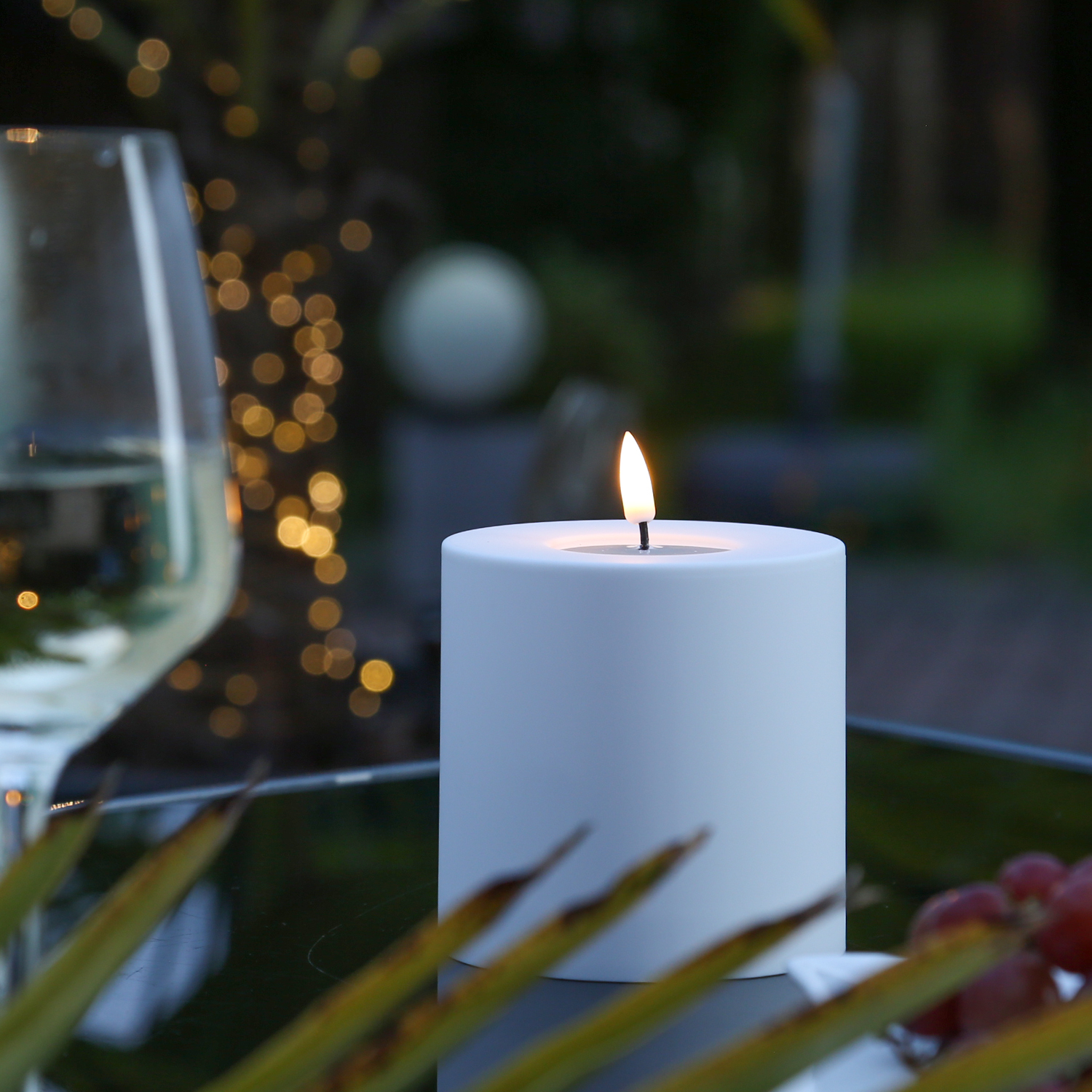 LED Stumpenkerze MIA - Kunststoff - realistische 3D Flamme - H: 10cm, D: 10cm - outdoor - weiß LED Stumpenkerze MIA - Kunststoff - realistische 3D Flamme - H: 10cm, D: 10cm - outdoor - weiß
