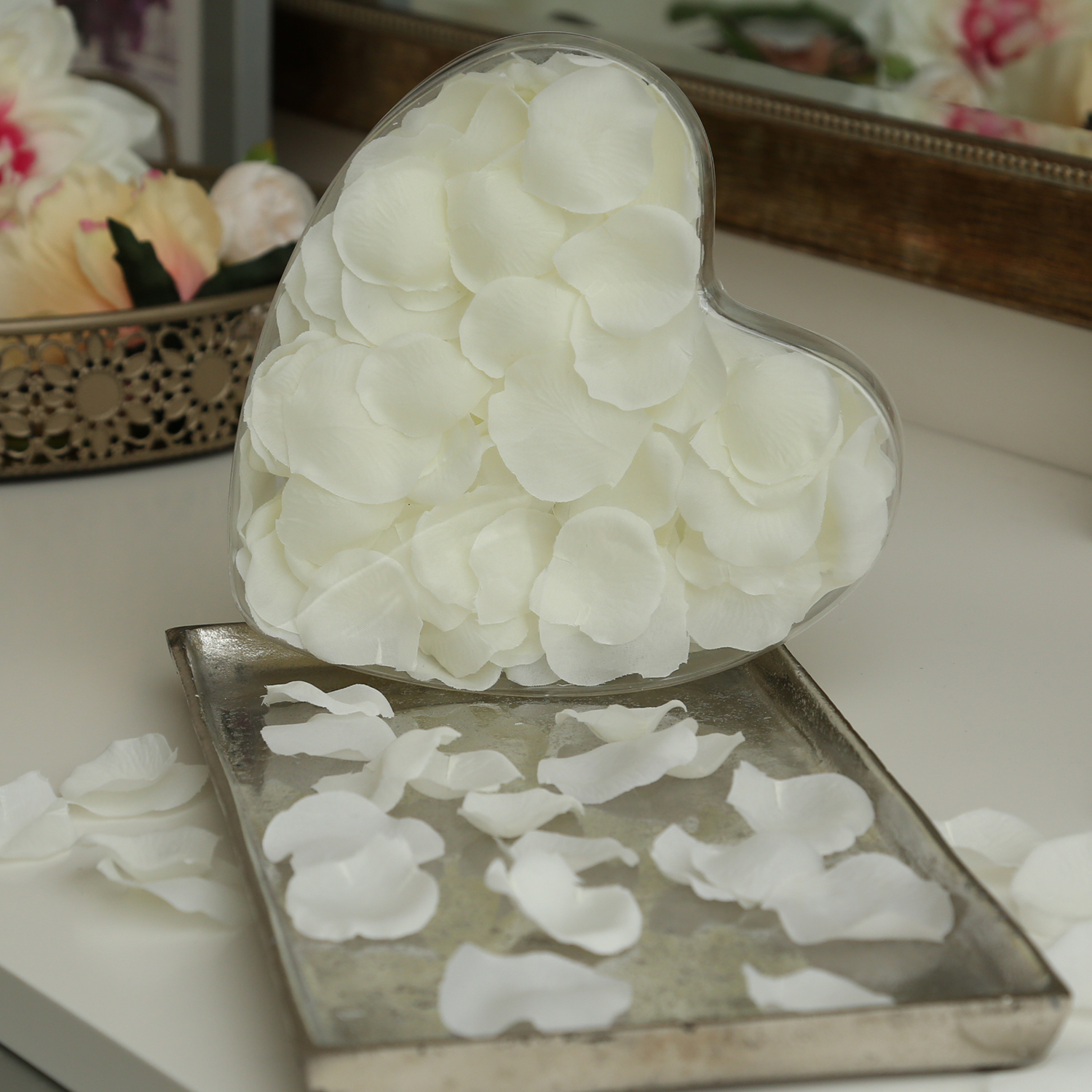 Rosenblätter - Geschenkbox in Herzform - Kunstblätter - schwimmend - 150 Stück - weiß