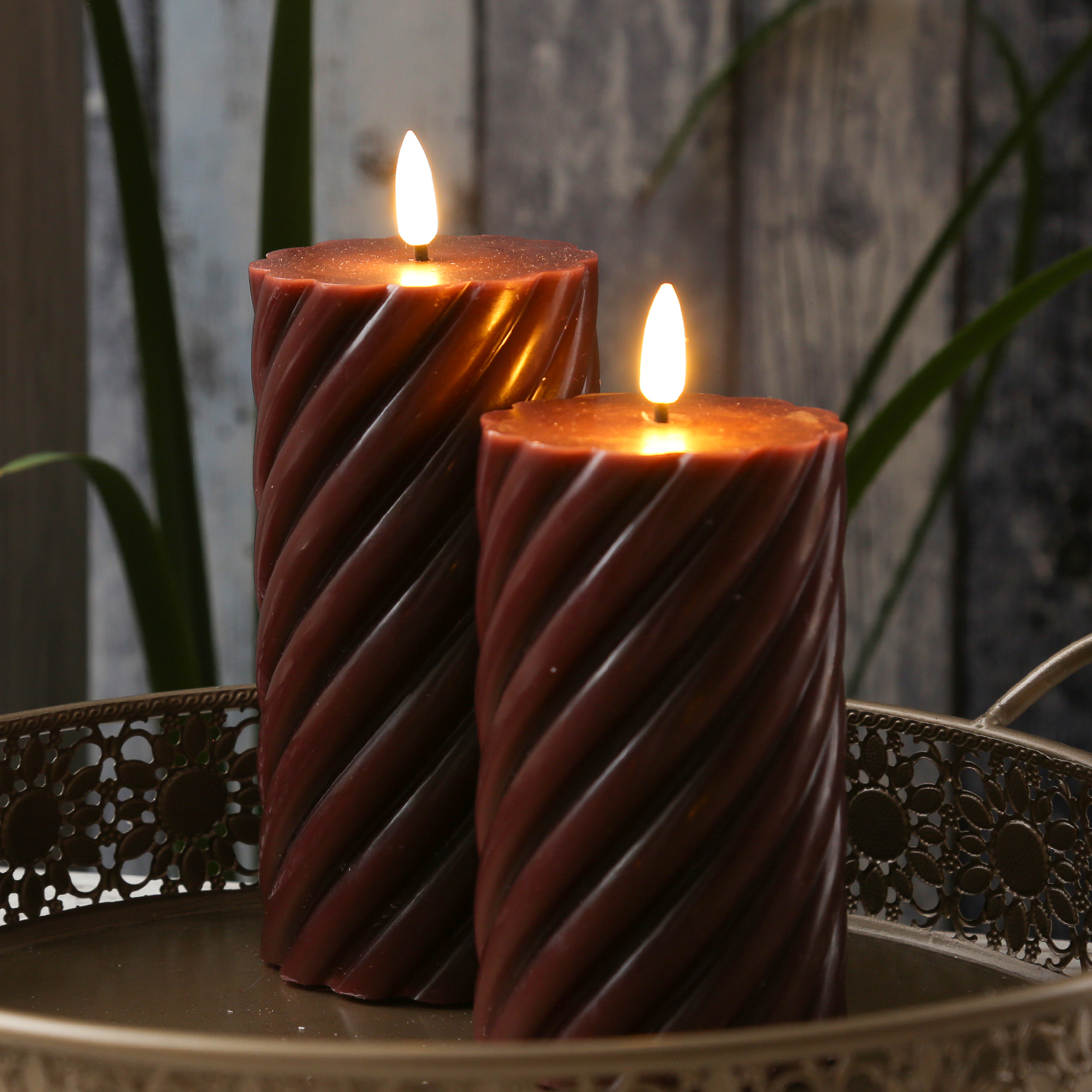 LED Stumpenkerze SWIRL - Echtwachs - warmweiße 3D Flamme - H: 17,5cm - Batterie - Timer - weinrot
