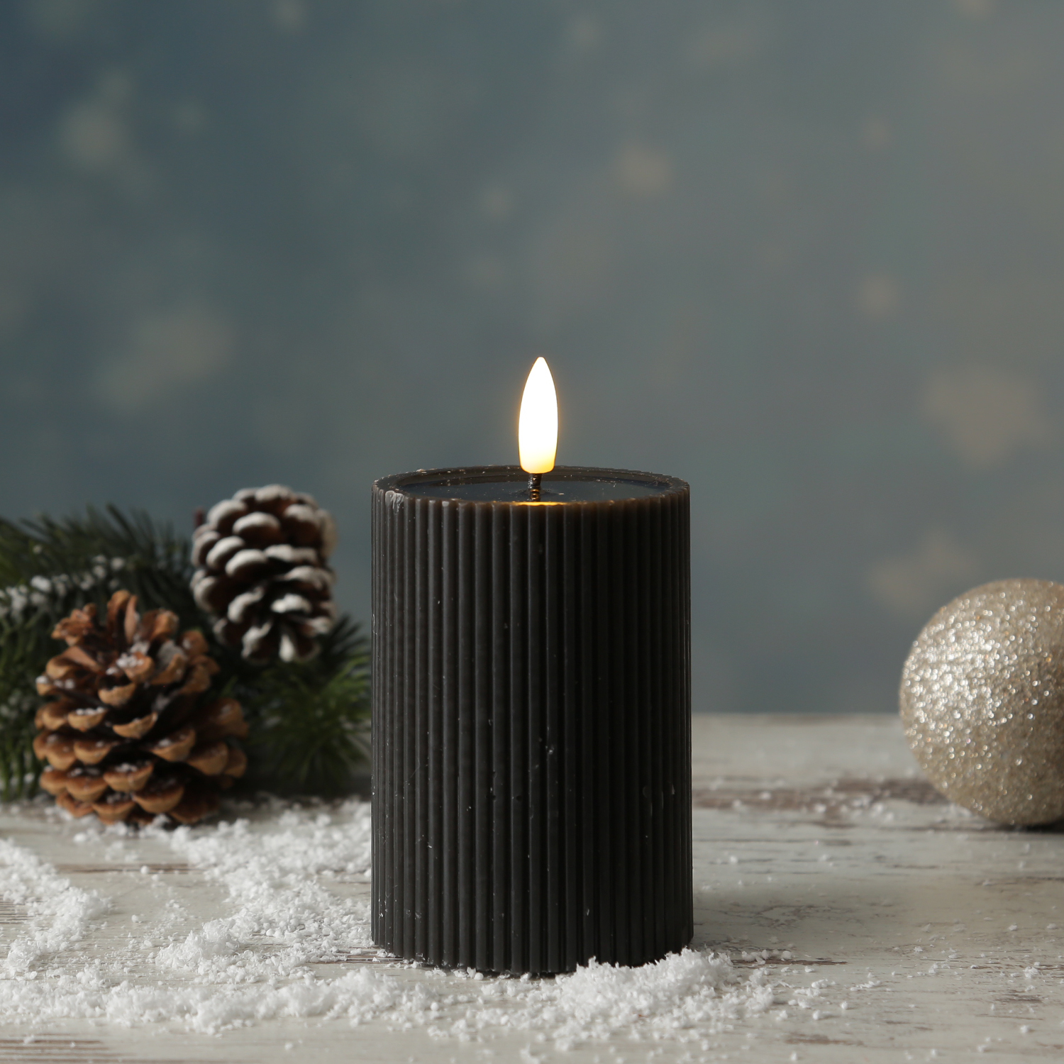 LED Kerze LIV - gerillt - Echtwachs - warmweisse 3D Flamme - H- 13cm - D- 7cm - Timer - schwarz