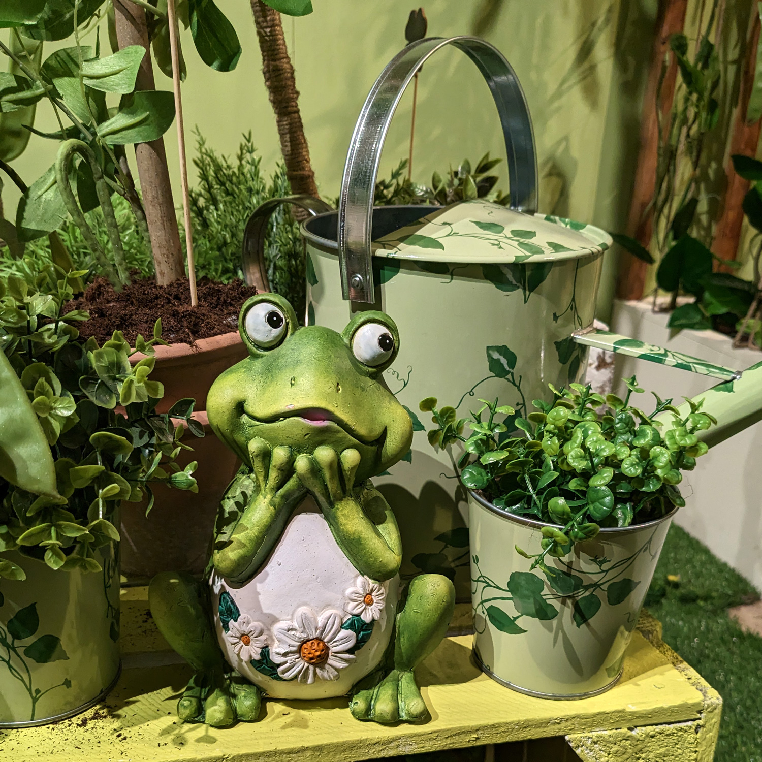 Gartenfigur verträumter Frosch Rosie - Tierfigur - Magnesia - H: 16cm - für Außen - grün
