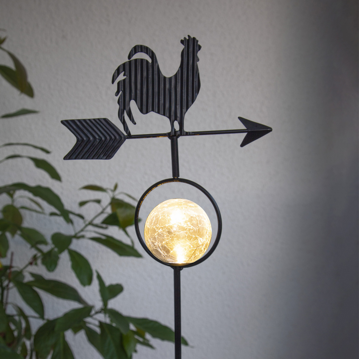 LED Solarstab "Hahn mit Windrichtungspfeil" - 1 warmweiße LED - H: 81cm - Dämmerungssensor - schwarz LED Solarstab "Hahn mit Windrichtungspfeil" - 1 warmweiße LED - H: 81cm - Dämmerungssensor - schwarz