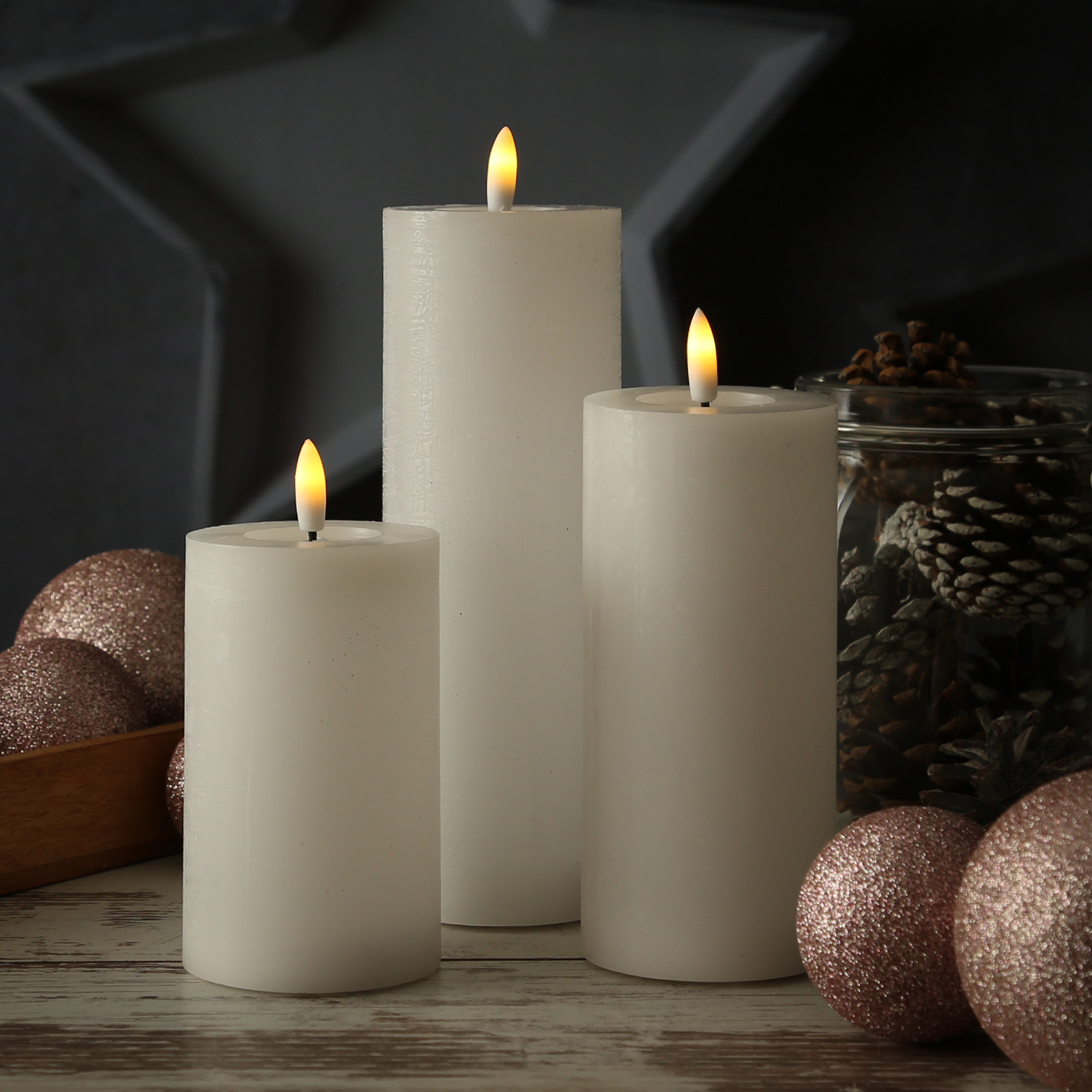 LED Kerze LINA - Rustik-Optik - Echtwachs - 3D Flamme - H: 11cm - D: 7cm - Batterie - Timer - weiß