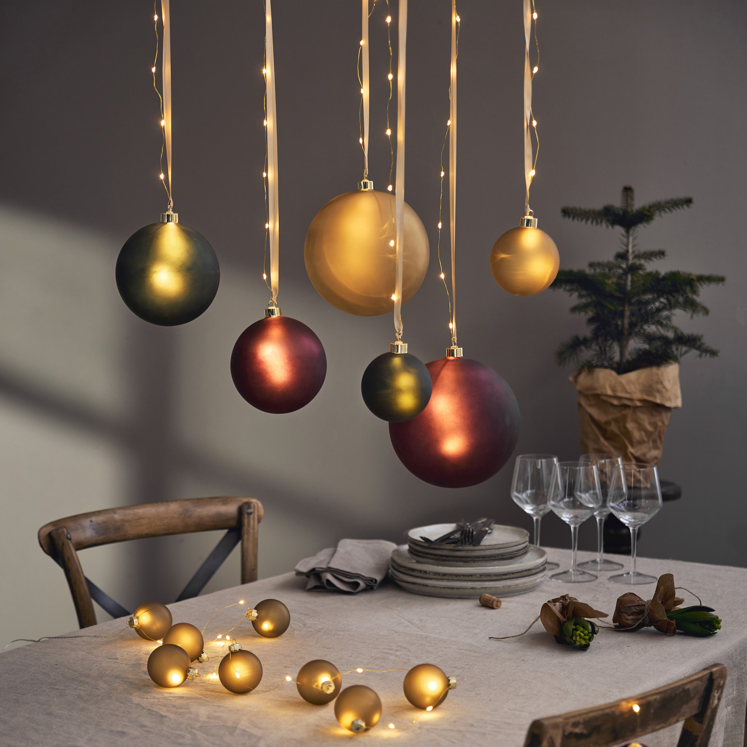 LED Christbaumkugel - Weihnachtskugel - Glas - 16 warmweiße LED - D: 10cm - Timer - Batterie - rot