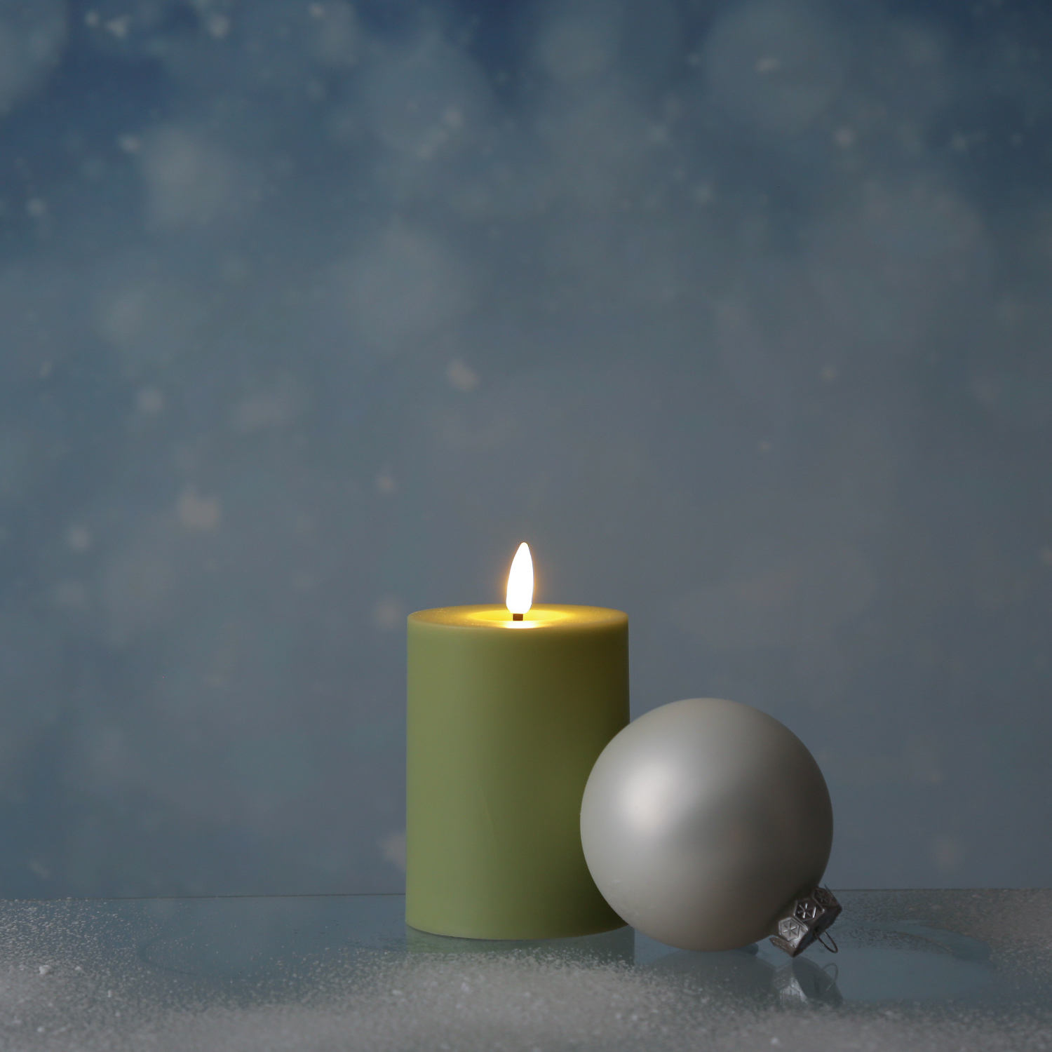LED Stumpenkerze - Kunststoff - 3D Flamme - H: 10cm - D: 7,5cm - Timer - für Innen/Außen - grün