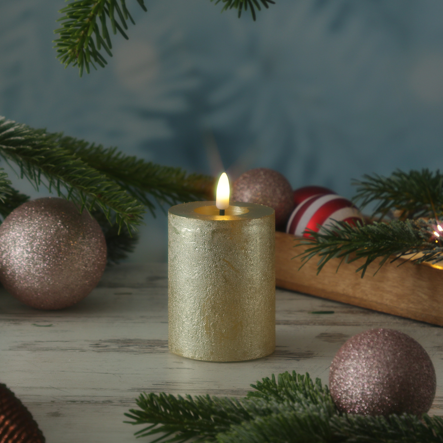 LED Kerze LINA - Rustik-Optik - Echtwachs - 3D Flamme - H: 11cm - D: 7cm - Timer - gold