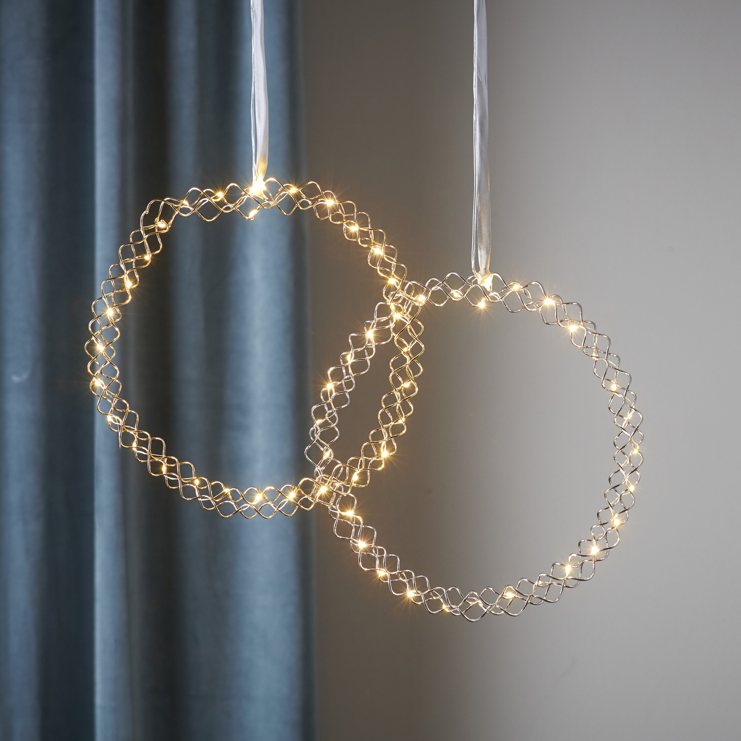 LED Kranz "Hoop" - 30 warmweiße LED - D: 30cm - Material: Metall - Batteriebetrieb - Timer - silber