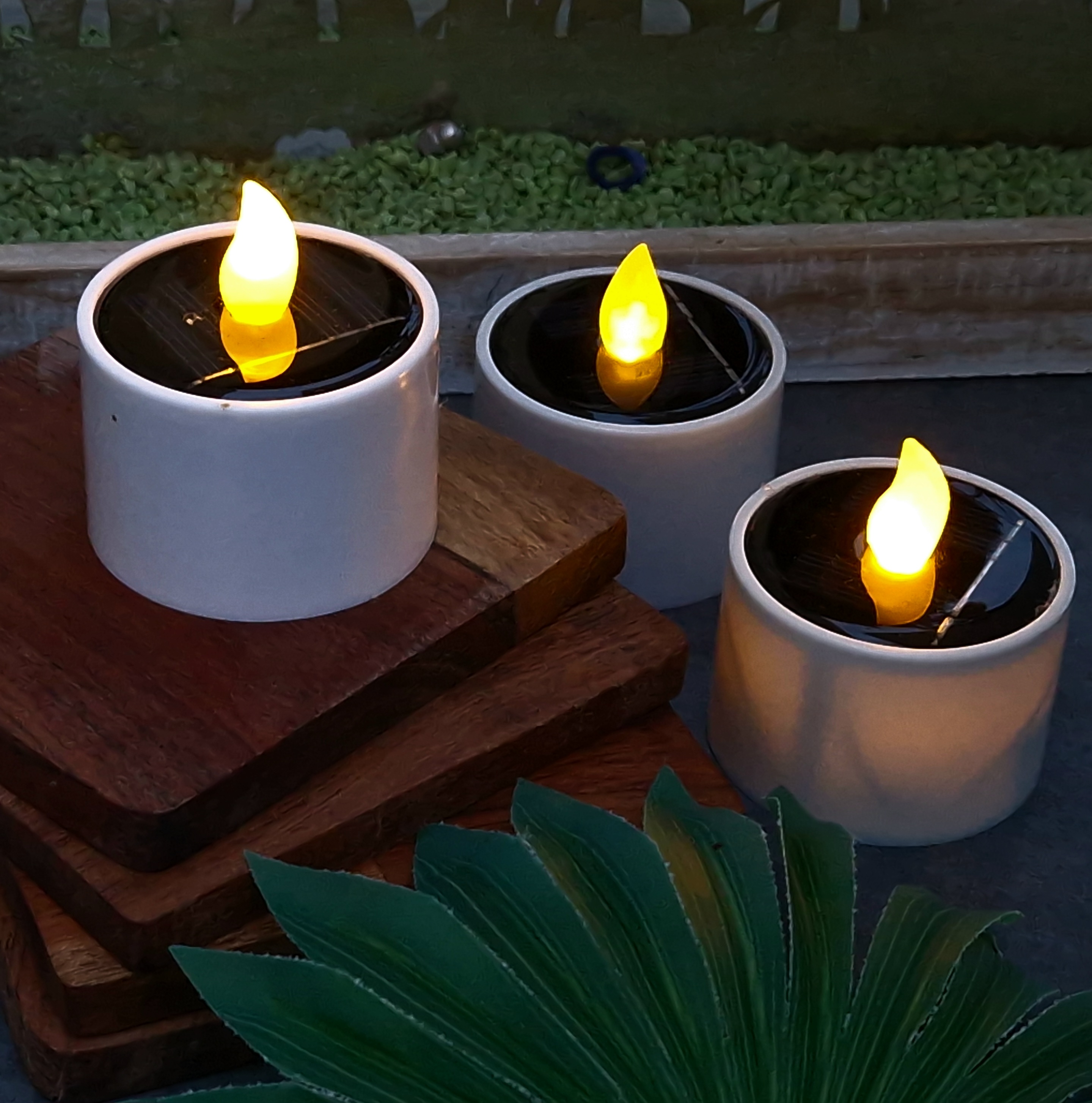 LED Solar Teelichter - orange flackernde LED - Lichtsensor - H: 6cm/D: 5,2cm - für Außen - 3er Set