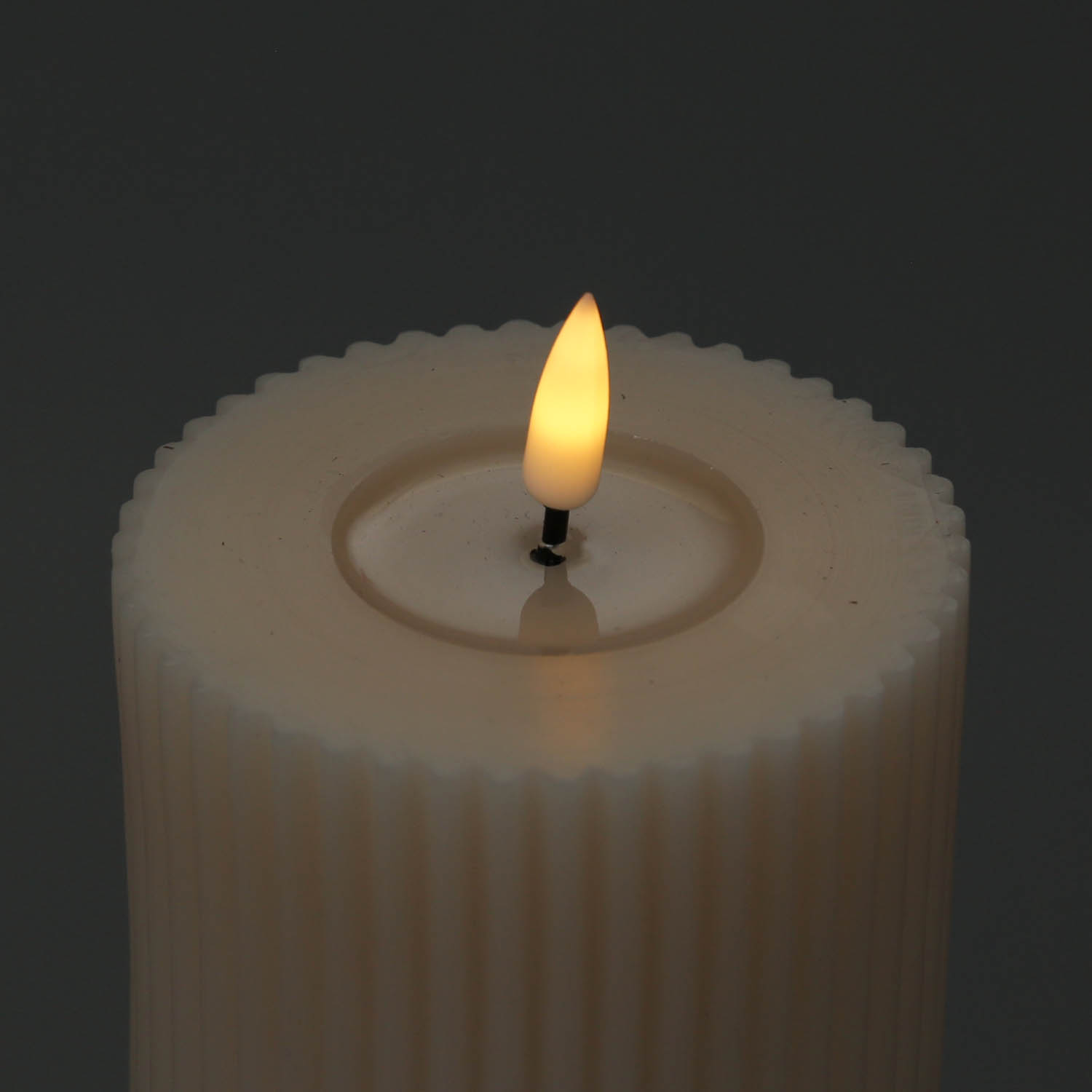 LED Stumpenkerze MIA - gerillt - Echtwachs - 3D Flamme - H: 15cm - D: 8cm - creme LED Stumpenkerze MIA - gerillt - Echtwachs - 3D Flamme - H: 15cm - D: 8cm - creme