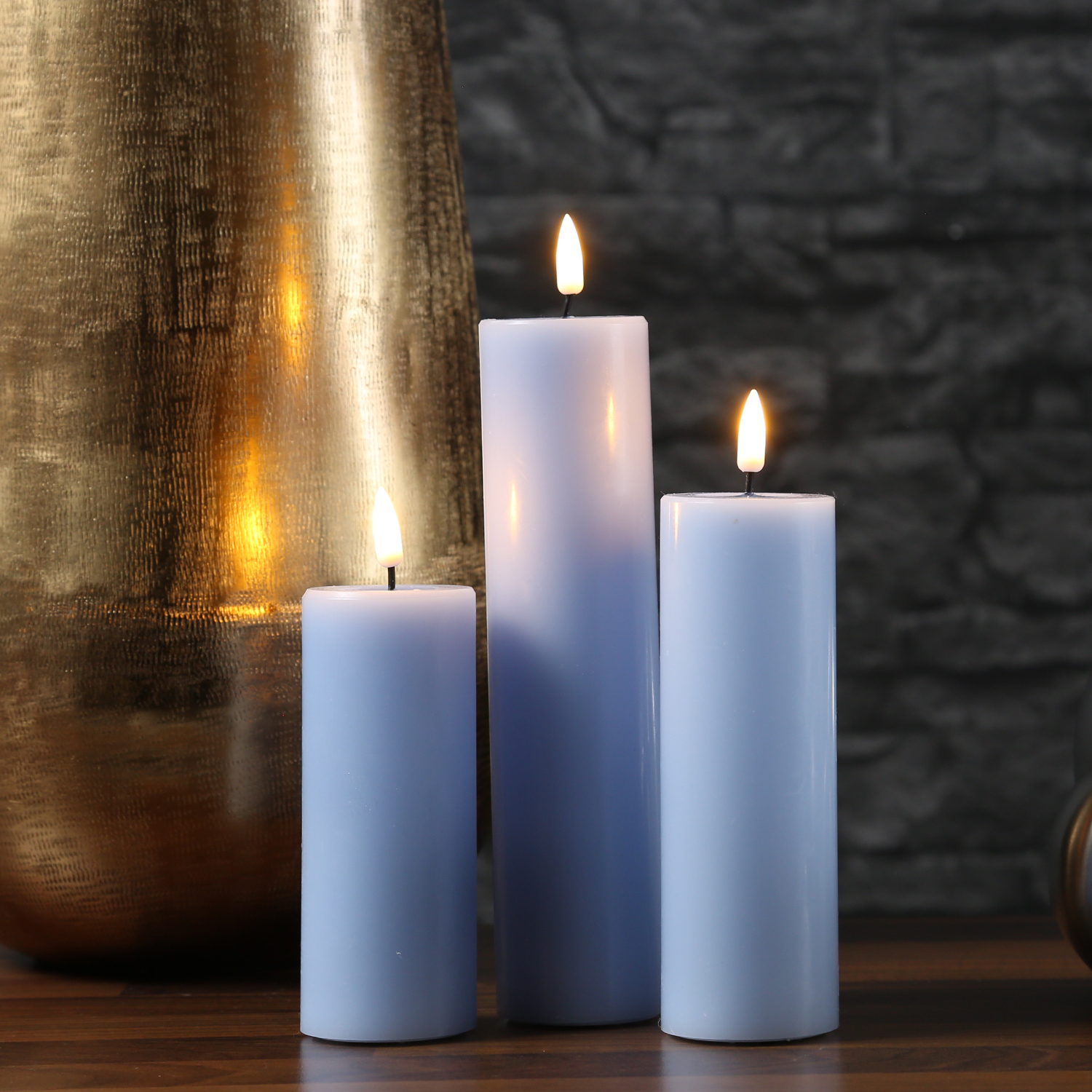 LEDLED Stumpenkerze MIA - Echtwachs - realistische 3D Flamme - H: 12,5cm - D: 5cm - hellblau Stumpenkerze MIA - Echtwachs - realistische 3D Flamme - H: 12,5cm - D: 5cm - hellblau