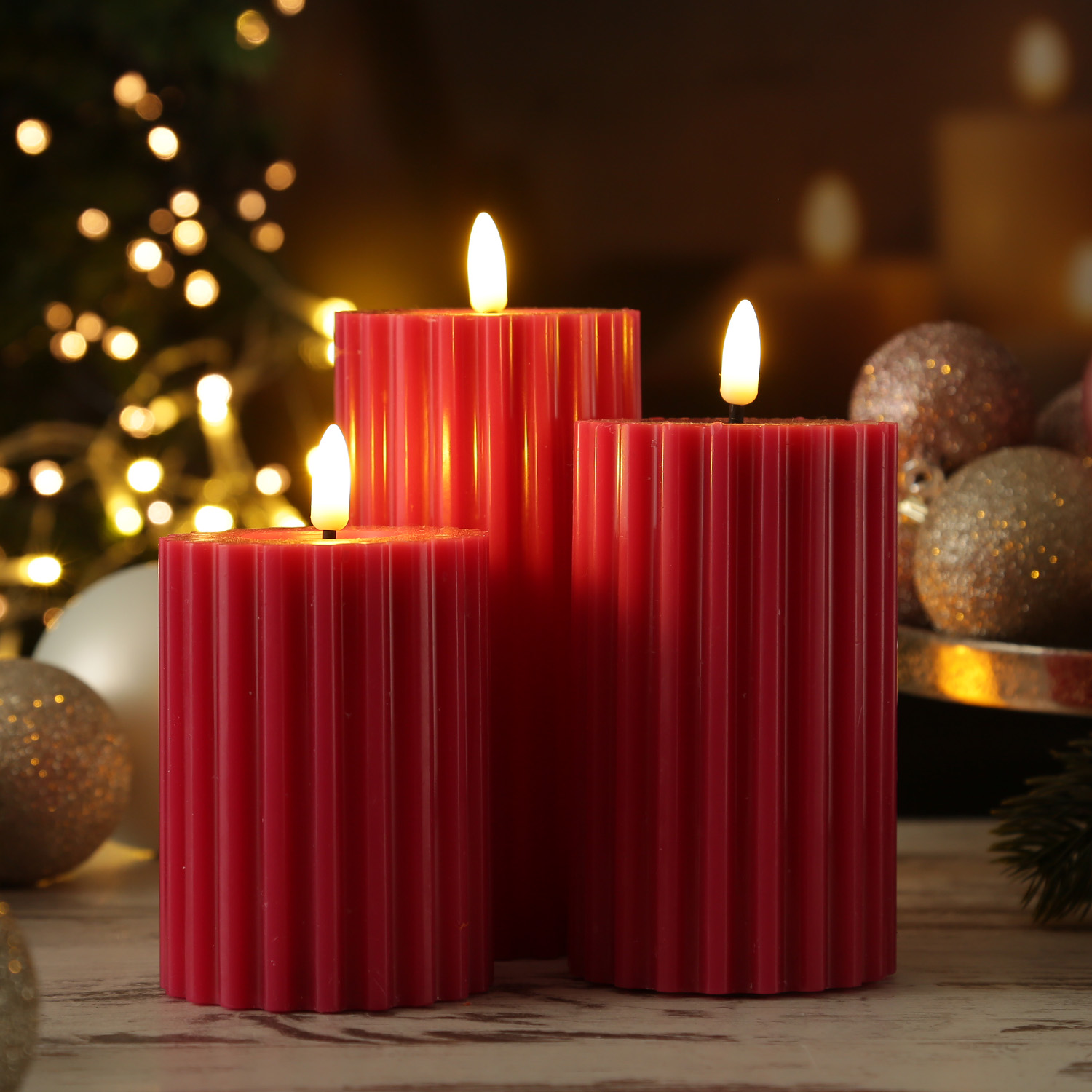 LED Kerze LIV - gerillt - Echtwachs - warmweiße 3D Flamme - H: 12cm - D: 7,5cm - Timer - beerenrot