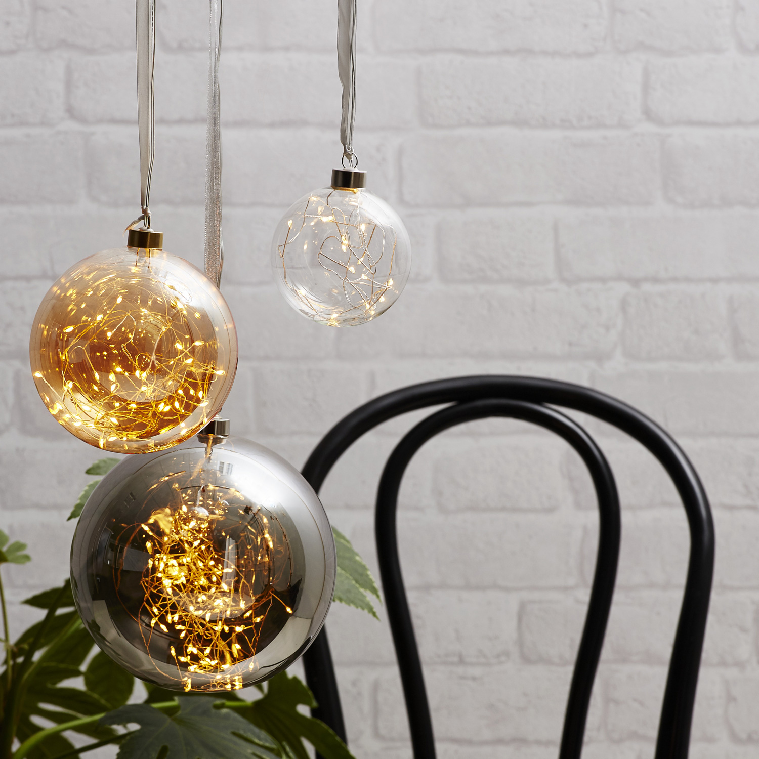 Glaskugel GLOW - Rauchglas - 80 warmweiße LED am Draht - D: 20cm - inkl. Trafo - 3m Kabel