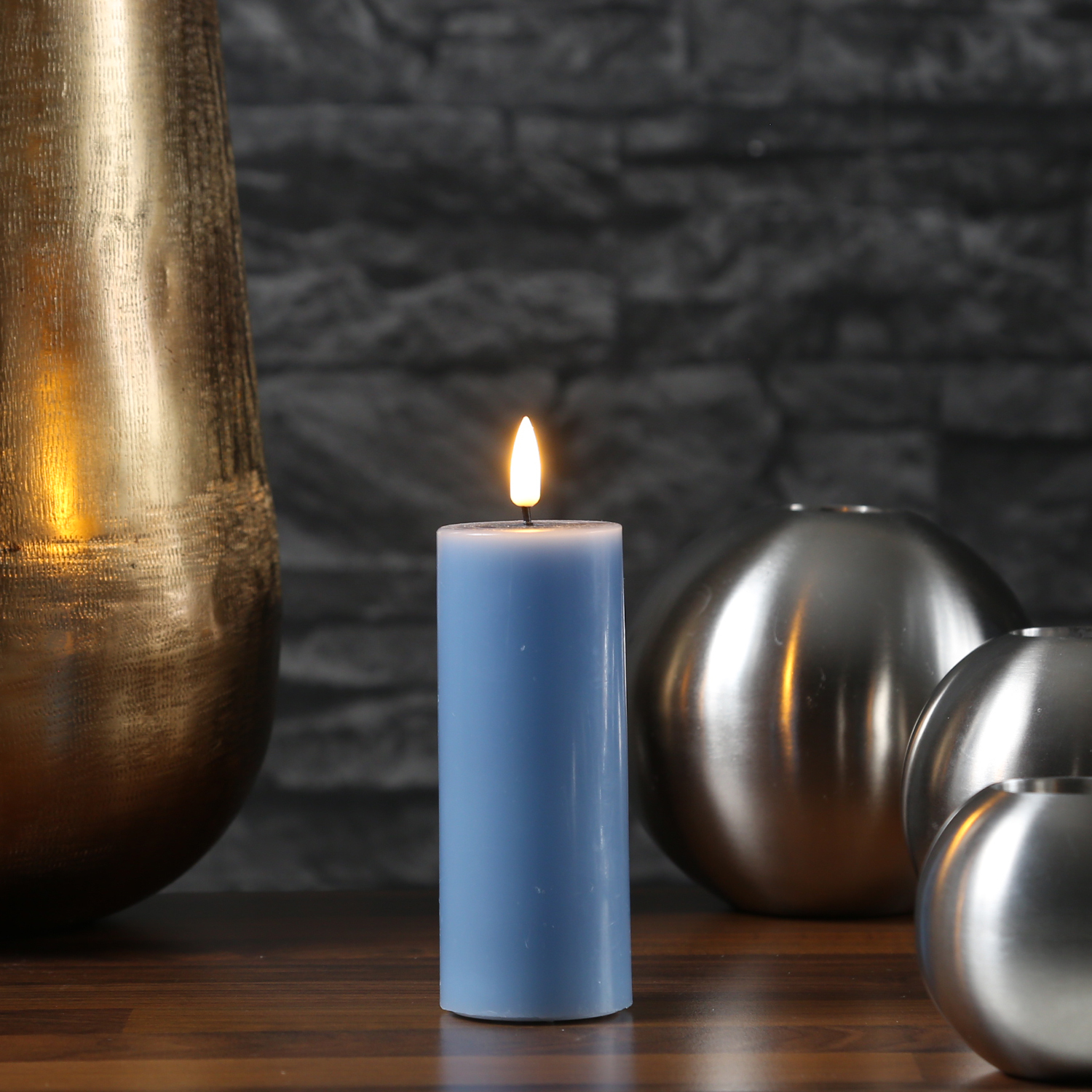 LED Stumpenkerze MIA - Echtwachs - realistische 3D Flamme - H: 12,5cm - D: 5cm - eisblau