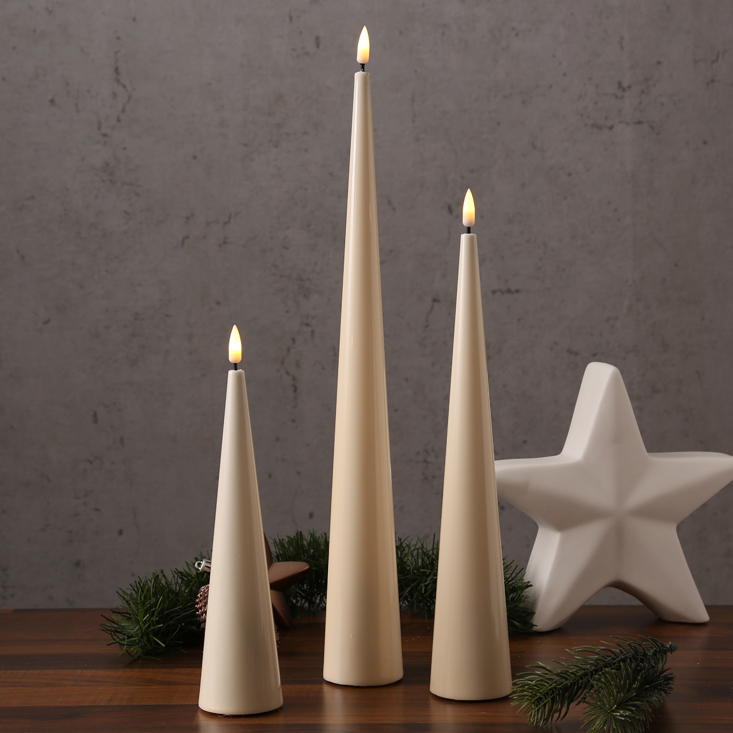 LED Kegelkerze LEA - Echtwachs - realistische 3D Flamme - H: 28cm - Batteriebetrieb - creme