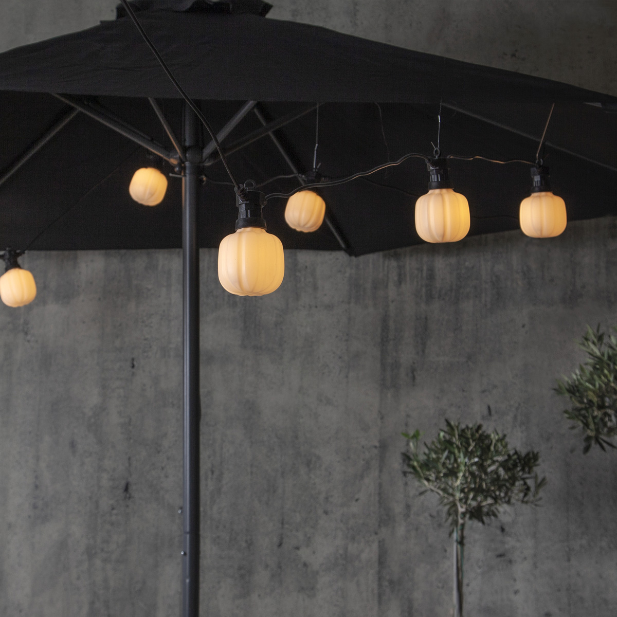 LED Lichterkette "CIRCUS" - 10 matte Kugeln, D: 8cm - warmweiße LED - 5m - inkl. Trafo - outdoor