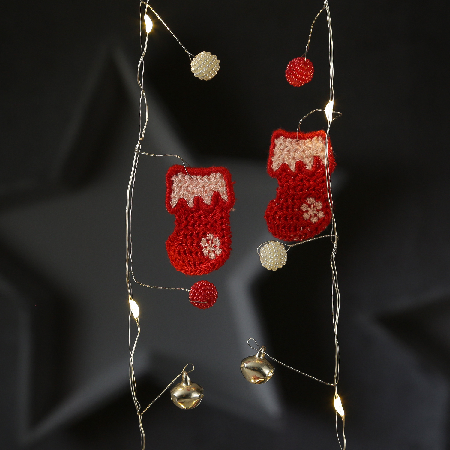 LED Drahtlichterkette Weihnachtssocke - mit Glöckchen - 20 warmweiße LED - L: 1,9m - Timer - rot