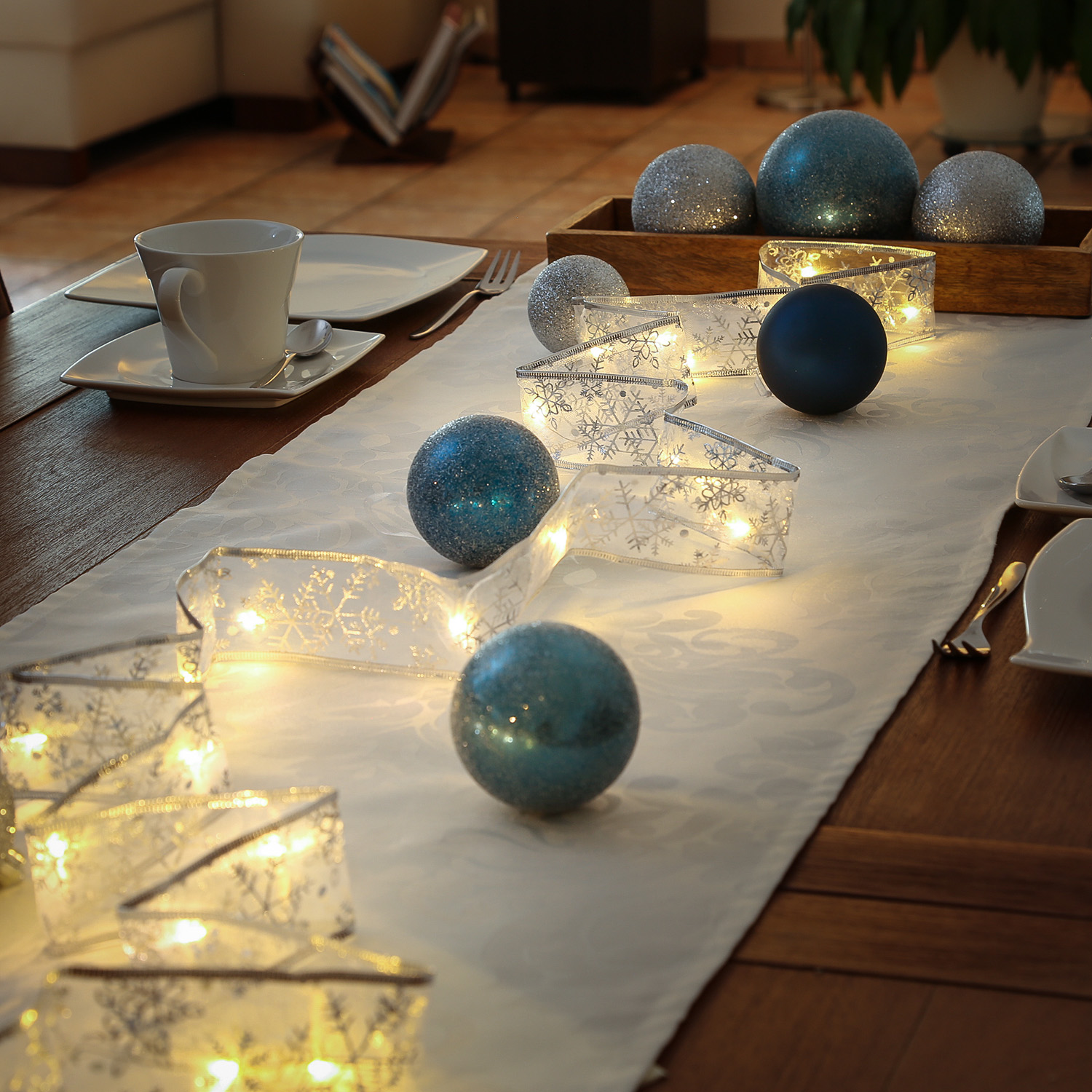 LED Seidenband Lichterkette - Geschenkband - Schneeflockenmotiv - 30 LED - 2,7m - Batterie - silber