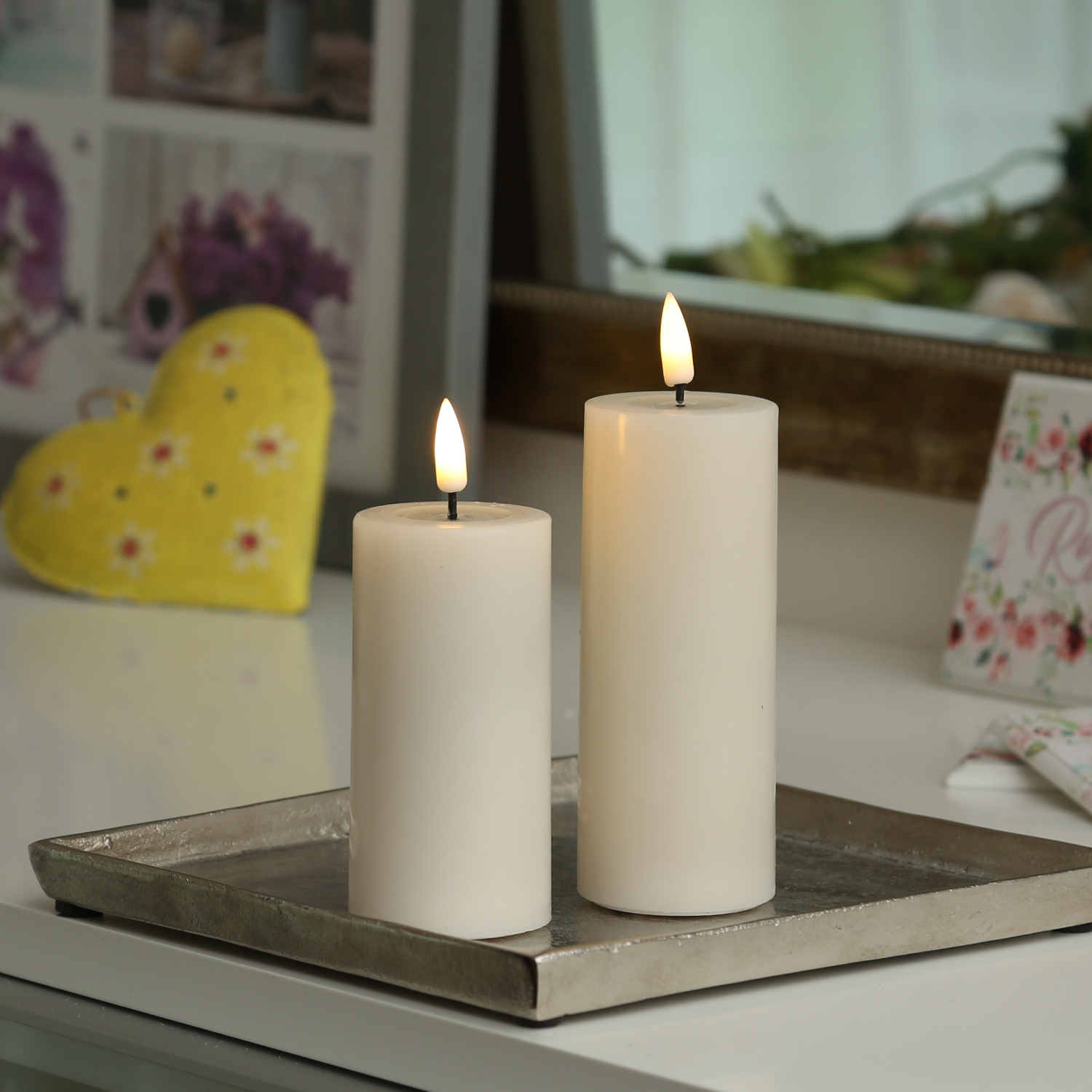 LED Stumpenkerze MIA - Echtwachs - realistische 3D Flamme - H: 10cm D: 5cm - Batterie - creme