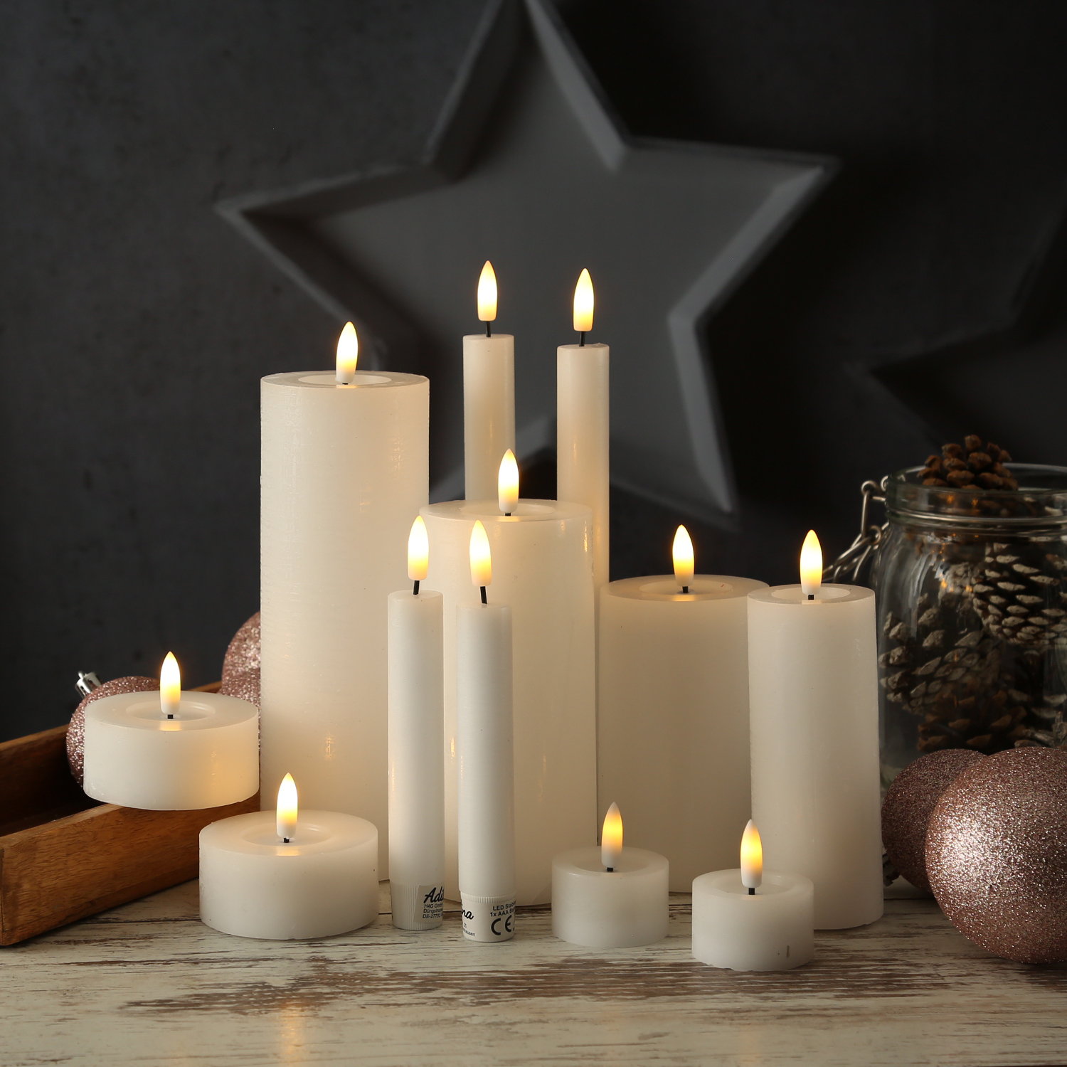 LED Kerze LINA - Rustik-Optik - Echtwachs - 3D Flamme - H: 20cm - D: 7cm - Batterie - Timer - weiß