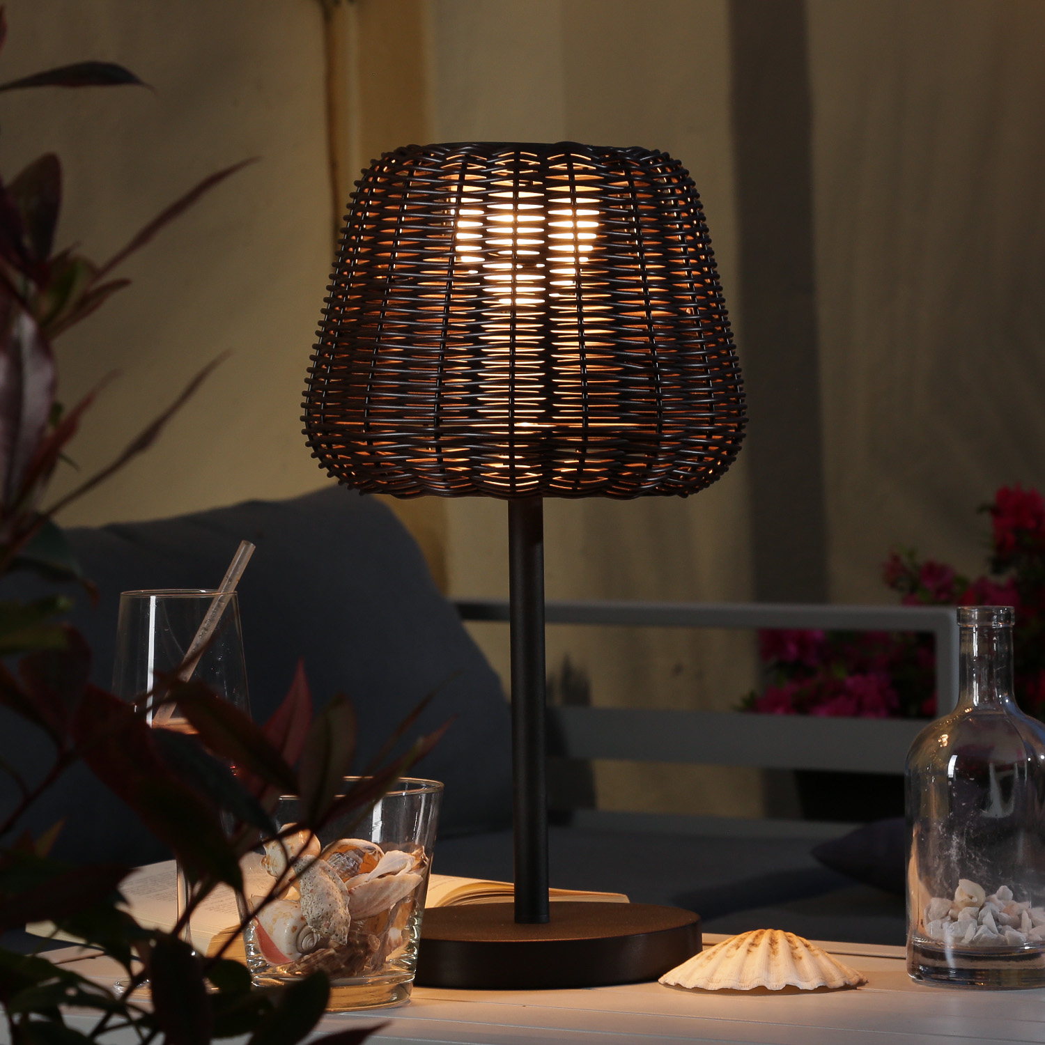 LED Garten Tischleuchte - in Rattanoptik - H: 45cm - dimmbar - aufladbar - mit Fernbedienung - braun
