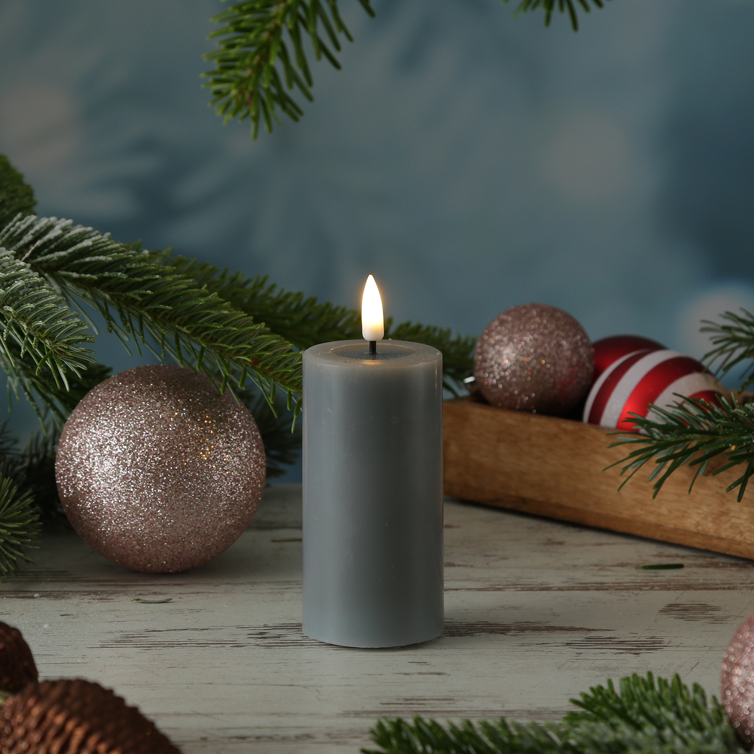 LED Stumpenkerze MIA - Echtwachs - realistische 3D Flamme - H: 10cm D: 5cm - Batterie - grau