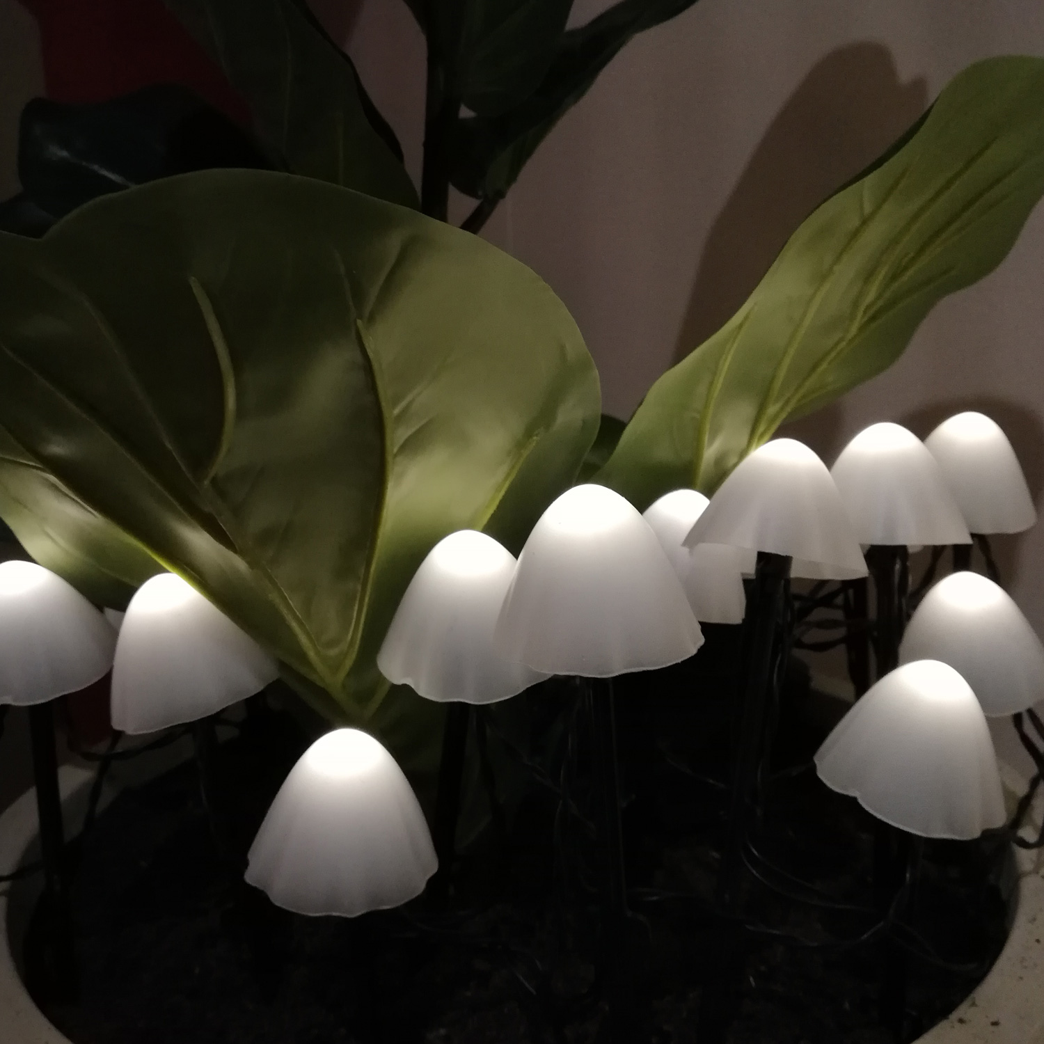 LED Solar Mini Pilze - 10 Gartenstecker mit Erdspießen - 8 Funkt. - Lichtsensor - L: 9m - weiß