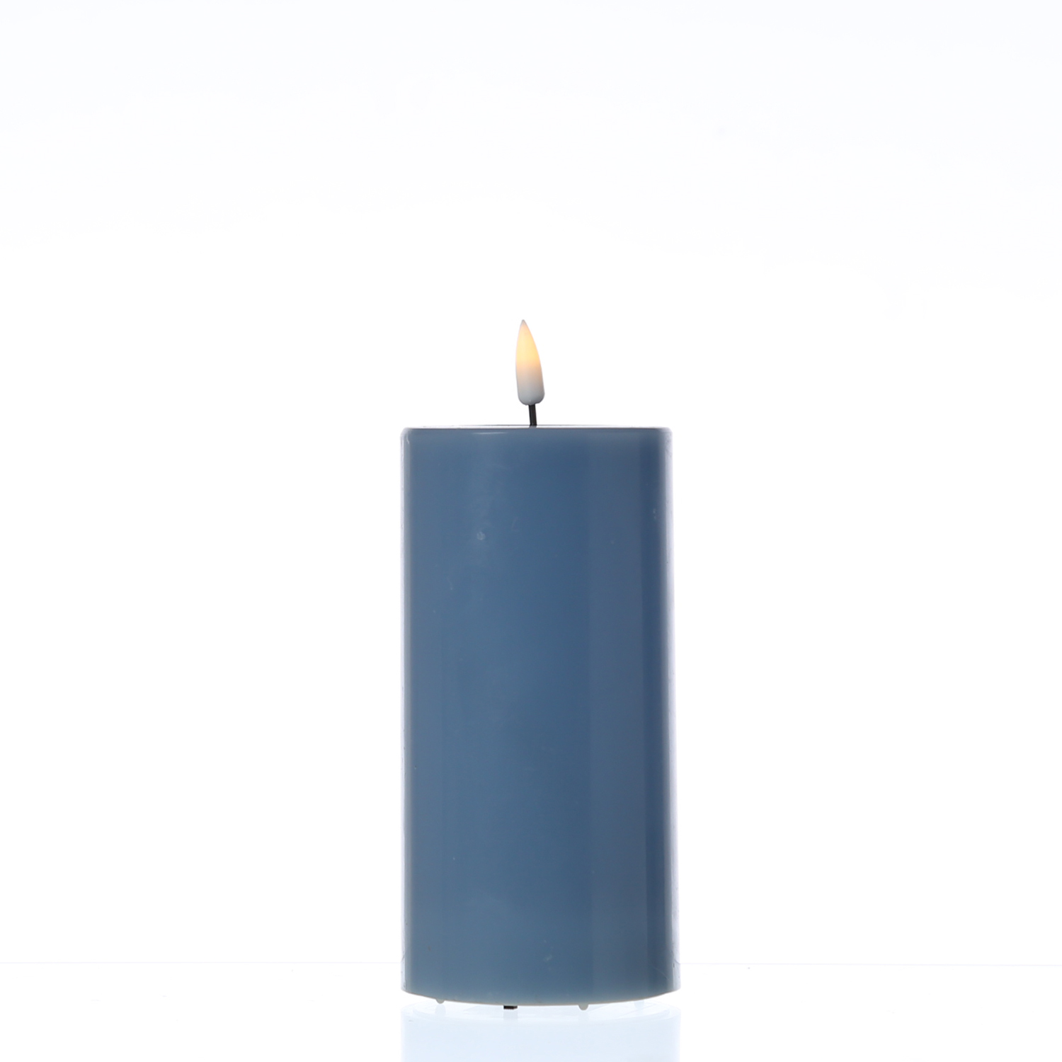 LED Stumpenkerze MIA - Echtwachs - realistische 3D Flamme - H: 15cm - D: 7,5cm - eisblau