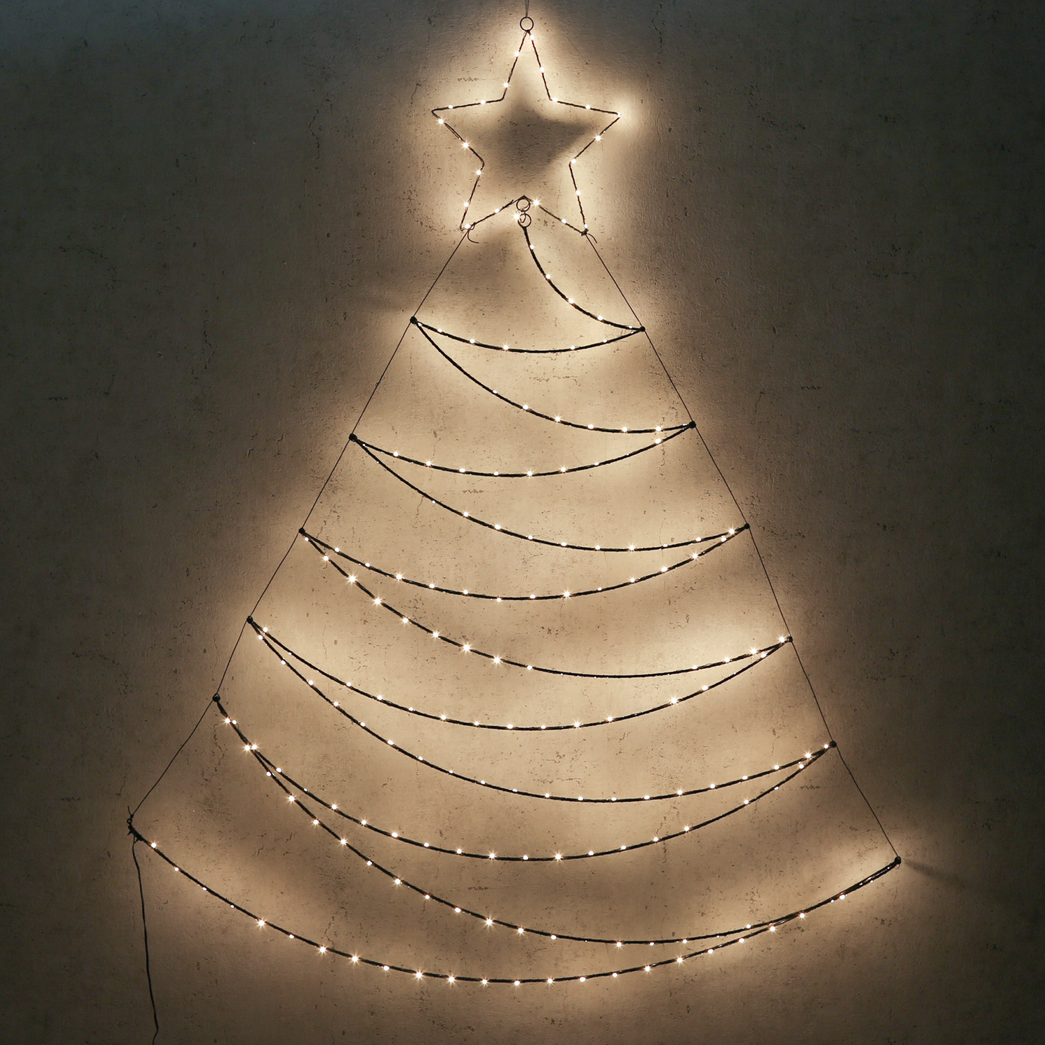 LED Tannenbaum - Wanddeko - zum Aufhängen - 200 bernsteinfarbene LED - H: 1,5m - Außentrafo